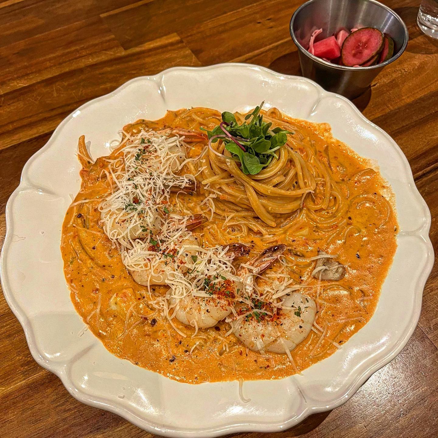 ✔️문학산 호랭이

전 부터 맛있다고 하길래
궁금해서 가봤는데
완전 실망 ,, 그나마 먹을만
한건 로제파스타
새우가 통통해서 좋았고 소스가
그래도 맛있었으나 내가 한 파스타가 더맛있음

삼겹김치필라프에 들어있는
삼겹살은 한개먹고 안먹음 
그나마 필라프 밥은 평범이라도 해서 먹음 

피자도 그냥 술집에서 파는 
저렴한피자맛 그래도 더 저렴한
크라운호프 피자가 더 맛있는듯

유튜브 아미아미도 맛있다한집이라고 적혀있던데 우리가 시킨 메뉴가 별로인건지 암튼 다신안갈듯 

가게 인테리어는 이뻤음

▪️로제 파스타 (매운맛) 16,000
▪️ 통 삼겹 김치필라프 15,000
▪️페퍼로니 피자 14,000
.
.
.
#먹스타융_인천