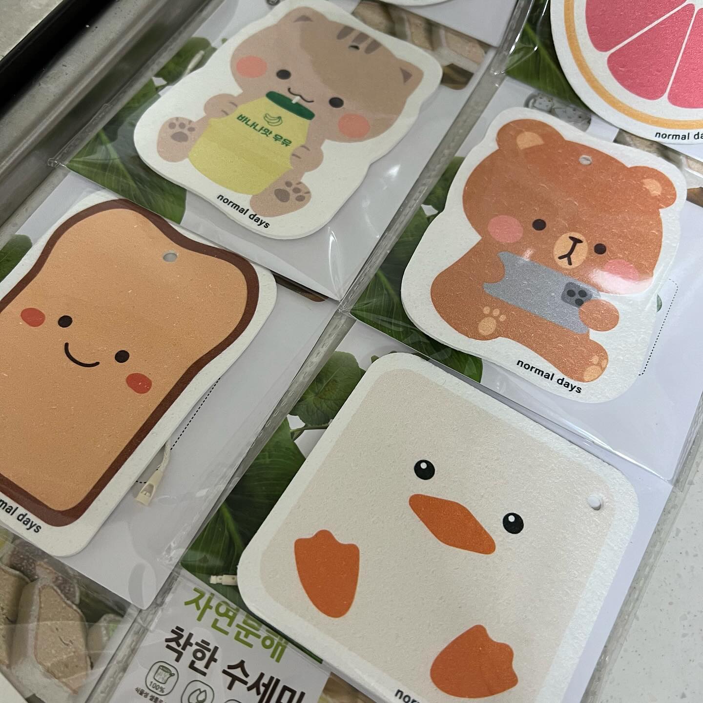 #협찬
물을 쏙쏙 흡수하는 귀여운 수세미 소개해요 :)

사용 전에는 3mm로 정말 얇은 두께이다가
물을 머금으면 쑤욱 자라나서 수세미로 사용이 가능해져요!
한 번에 많은 양을 사도 보관에 어려움이 없어서 좋았습니다!

저는 10개를 주문했는데요, 
10개 주문하면 10%할인까지 해주더라고요 ㅎㅎ

제일 먼저 곰돌이 수세미에 물을 묻혀서 사용해보았는데
수세미 기능은 물론,
물 흡수력이 강해서 행주 대용으로 사용해도 
정말 좋을 것 같더라고요 ㅎㅎ

항상 싱크대에 물때가 생겨서 불편했는데
깔끔하게 닦을 수 있어서 너무 좋았습니다 ㅎㅎ

제품마다 고리가 들어있어서 
건조할 때 편하게 이용할 수 있어서 너무 좋았고!
세균 및 곰팡이가 생기지 않아서
위생적으로 보관이 가능해 넘 좋습니다! :)

에이스쇼핑 스토어에서는 
이뿐만 아니라 생활제품을 다양하게 판매하여
타샵에 비해서 합리적인 가격으로 
여러 가지 생활용품을 만날 수 있어요! ㅎㅎ

https://smartstore.naver.com/aceshopping/products/8940619335

링크 공유합니다! 생활용품 둘러보시면 좋을 것 같아요!

#에이스쇼핑 #친환경수세미
#제로웨이스트수세미 #천연수세미