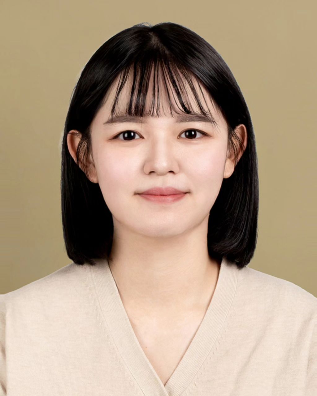 입사 첫날, 회사에서 입사사진을 찍길래 물어봤다
"왜 입사사진을 출근날찍어요?"

다들 입사사진을 죄다 흰배경.. 파란배경.. 으로찍어와서
우리회사 맞춰서 다시 찍는거에요🤣

궁금한건 못참아 ㅎㅎ

(근데 이 색으로 입사사진 넣는 사람이 있다면 그게더 신기할듯)