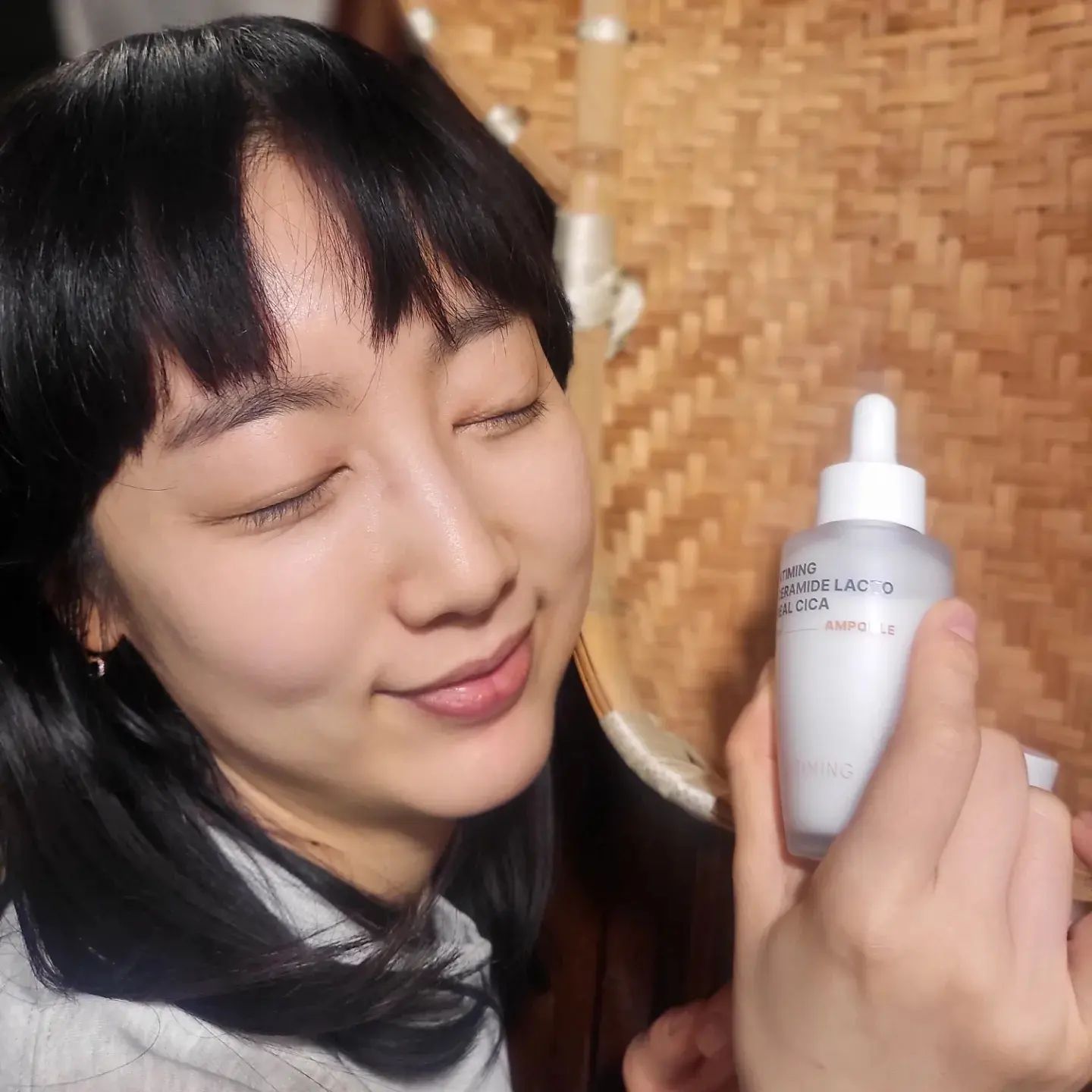 .
ntiming_official_kr #ad 
💭엔타이밍의 세라마이드 락토 리얼시카 앰플💭
NTiming Ceramide Lacto Real Cica Ampoule
엔타이밍의 세라마이드 락토 딥모이스처크림💭
NTiming Ceramide Lacto Deep Moisture Cream
.
. 
부쩍 모공이 늘어져보이고 추운날씨와
자국 난 곳이 금방 붉어지는 내 피부 🏻🏻🏻
엔타이밍 리얼시카앰플은 시카컴플렉스와
피부진정을 빠르게 도와주고
피부 겉부터 속까지 빠르게
수분으로 채워주어 촉촉하게 케어
모공아 줄어들어라 ~~~~~☃️⛄⛄⛄
.
. 
#엔타이밍 #밀크세라마이드 #딥모이처
#단백질앰플 #우유단백질 #NTIMING
#엔타이밍 #밀크세라마이드 #시카앰플
#global #리포좀 #탄탄앰플#피부장벽강화
#코어앰플 #진정앰플 #화장품모델
#글로벌모델 #외국인모델 #속건조