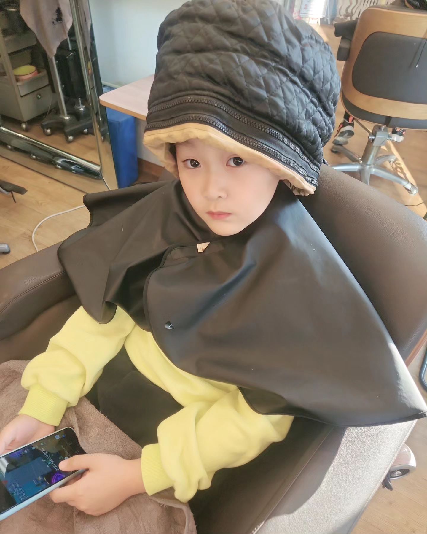 #인생첫펌 #베이비펌

어릴때 펌 너무 해주고 싶었는데 너무 싫어해서 못했는데
이번엔 이엘이의 요청으로 인생 첫 펌을 했어요😉

소문이 머리 해달 라고 하더니
요렇게 변신했네요😉😁

더 개구쟁이로 변신했죠?
넘 귀여워서 오늘은 엘파파랑 저랑 물고 빨고 했답니다🤪🤪🤪

.
.
.
.
.
.
.

#20231118 #이엘그럼 #8살 #아들 #베이비펌 #소문이머리 #조병규펌 #아들맘 #인생첫펌 #8살펌 #8살헤어스타일 #키즈모델 #육아소통
