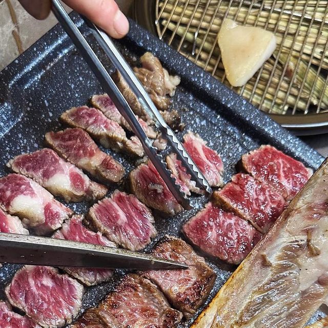  허니 먹스타그램 l 수원맛집, 서울맛집, 분당맛집 on Instagram: "신영통 우대갈비 찐맛집, 짚불태백 

🥩여기 우대갈비 진짜 살살 녹아요😋
🥩은은한 양념이 되어 나오는 우대갈비 맛집
🥩직원분이 능숙한 솜씨로 고기 손질 다해주심

🥩당귀 소스가 진짜 향긋해서 고기랑 잘어울렸어요😋
🥩청국장도 매콤하게 맛있었어요👍🏻
🥩눅눅하게 보관된 밥 아니고 갓지은 흰쌀밥 나와요😘

🥩신영통에서 회식이나 가족모임하기 좋은곳

📍경기 화성시 반월동 31-1

#망포맛집 #신영통맛집 #반월동맛집 #반월동고기집 #화성우대갈비 #신영통고기집 #망포고기집 #우대갈비맛집"