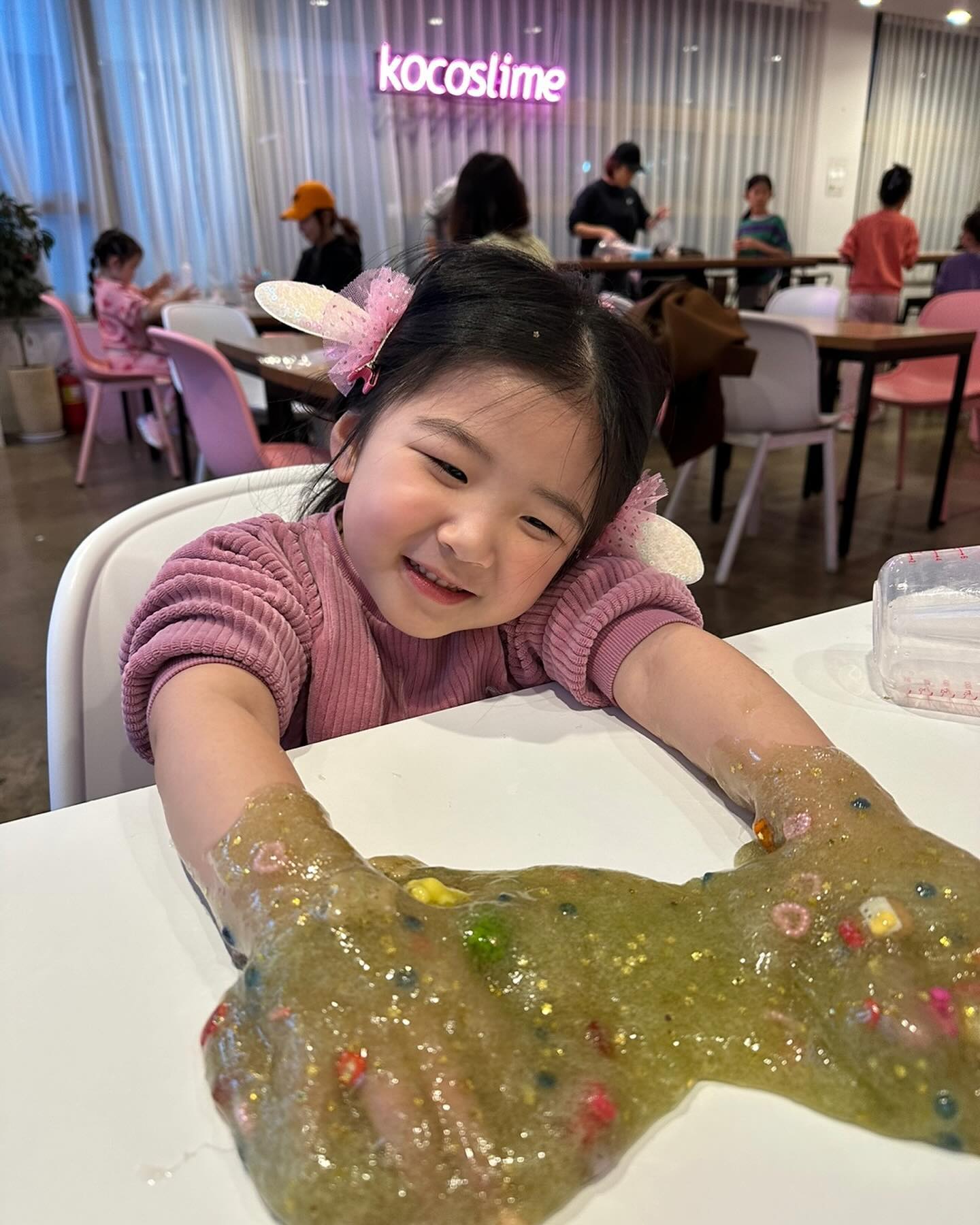 와….슬라임….🫠
처음 마음먹고 가봤는데
가자마자부터 나올때까지 폭풍 화만 났던 날 중 하나

우선 내가 만들어야하는것부터 당황에
아무리해도 슬라임같은 점도가 안만들어져서 또 당황에
그 와중에 김우주 김별 만져서 옷에 다 스며들어서
빨래걱정까지 쓰리콤보

계속해서 당황해서인지 몸에 화가 나서 그런지 더워가지고
위에 겉옷 벗어던지고ㅋㅋㅋㅋㅋ
그 와중에 김우주 옷에 다 묻은채로 잠들어서 팔까지 아팠던 날

진짜 언니 아니면 중간에 되돌아갔을거야,,,,😱
덕분에 저녁까지 시간 잘 보냈던 날!