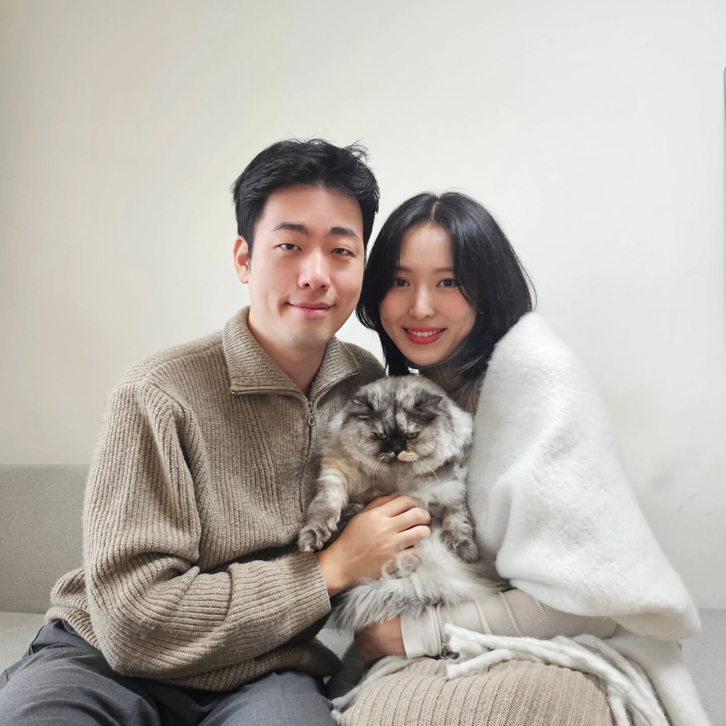 벌써 결혼 1주년이라니!!
시간이 너무 빠르네😆

4년을 만나면서 거의 매일 붙어있었는데
아직도 같이 있으면 너무 재밌다니 신기하다 ㅋㅋ

작년엔 둘이었는데 지금은 넷이 된 것도 신기하다😂

아무튼 1주년 기념으로 결혼했던 곳에서 
추억회상도 하고 맛있는 것도 먹고 
너무 재밌었다아😊

앞으로도 지금까지처럼 서로를 위하면서
행복하게 살자🥰

항상 고맙고 사랑해❤️
