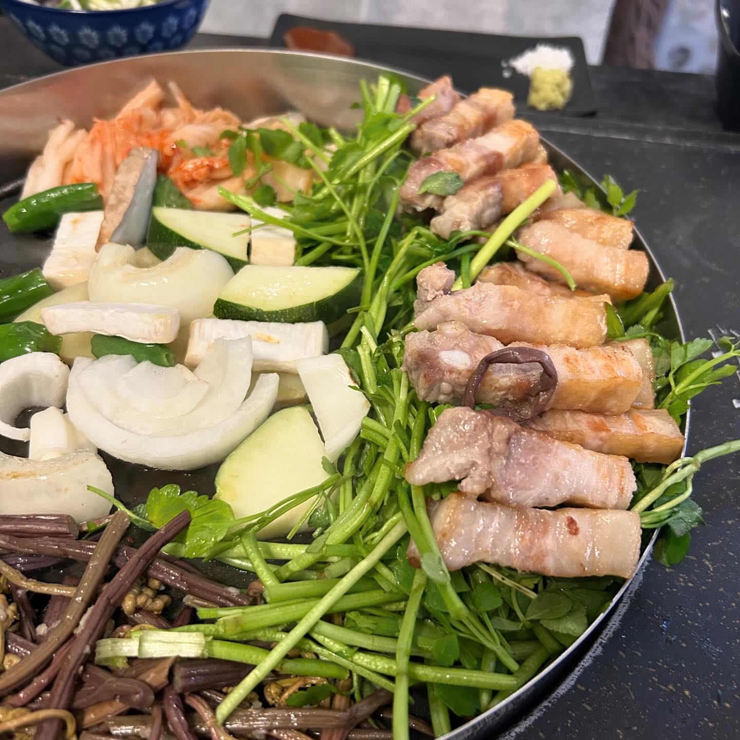 종각 죽마고돈

📍서울 종로구 삼일대로17길 42-4 1~4층

💟 설날 민속놀이하러 종각역 왔다가 들인 죽마고돈! 처음부터 끝까지 직접 구워주니 다른 거 신경안쓰고 친구와 도란 도란 대화 나누며 편안하게 먹을 수 있어 넘 좋았어요😘😘

💟 잠바에 고기 냄새 베지 않게 미리 옷걸이 있는 곳에 옷 정리 도와주시고 미나리 삼겹살 주문했는데 고사리,양파,버섯,애호박,파절이,생크림소스,소금,와사비 취향껏 먹기 좋게 세팅해주세요!😋😋

💟그리고 가장 특이했던 떡쌈! 쌈무처럼 생겼지만 진짜 리얼 떡! 달달구리한 빵가루 떡,쫄깃한 떡 쌈! 고기올려서 함께 먹으니 진짜 쫄깃하고 생각보다 고기랑 잘 어울려서 굳굳 개인적으로 빵가루 떡은 저한테 너무 달아서 고기랑은 조금 비추😁

💟세트 메뉴로 와인도 주문했어요 달달한 와인 추천부탁드리니 달달한 맛이 없어서 부드럽게 넘어가는 와인 추천해주셨어요☺️

💟마무리는 깔끔한 장칼국수 칼칼한 맛이 그동안 막았던 삼겹살의 느끼한 맛을 쫙 잡아줘요!  1/2층 홀이 나뉘어져 있으니 나중에 단체모임하기에도 좋아보였어요🔥

#종각역 #종각역맛집추천 #종각역죽마고돈 #떡쌈 #장칼국수 #일상 #맛집 #맛스타 #먹팔 #먹팔맞팔 #좋아요
