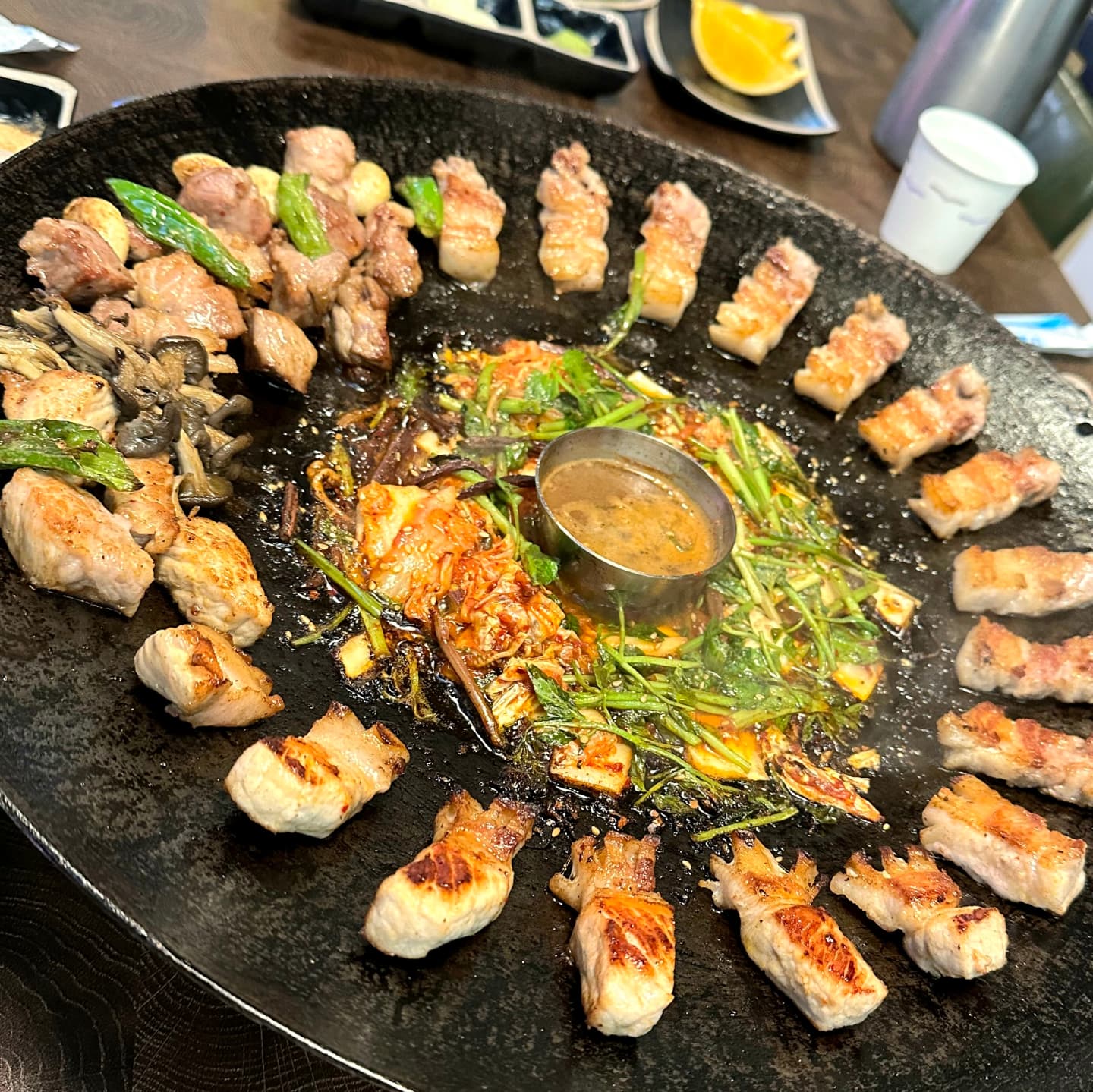 #협찬
이번 제주 여행하면서 들른
흑돼지 전문점 서귀집 🥰

고기를 좋아하는 남편이
제주 왔으면 흑돼지는 먹어줘야
된다고 해서 서귀포 맛집
서귀집에 다녀왔답니다

주차도 건물 뒤에 널찍하게 있어
어렵지 않게 했답니다

서귀집의 시그니처 메뉴
가마솥 한 판을 주문했답니다

서귀집은 인테리어도 깔끔하고
고기집 같지 않고 카페 같아
너무 이쁘답니다 😍

특급호텔 셰프 출신인 사장님
밑반찬도 깔끔하고 정갈하게 나오고
사장님이 맛있게 고기를 구워주셔서
깔끔하게 먹을 수 있답니다

적당히 노릇하게 구워주시고
미나리 꽈리고추 김치까지
가마솥뚜껑에 한 판 가득 나온답니다

뼈 등심, 목살, 오겹살 
먹고 싶은 부위가 한 판에 
다 구워져 나와 골고루 먹을 수 있어
너무 좋았답니다

고기가 쫄깃하고 부드러우면서
고소함까지 완벽 그 자체 :)

김치와 미나리 꽈리고추랑
곁들여 먹으면 더 더욱 맛있답니다 🤗

직접 굽지 않아도 되고
셰프 출신 사장님께서 직접 구워주셔서
맛있게 먹을 수 있는 서귀집

다음 제주 여행에도 바로
우선 예약 맛집이랍니다 😃

⏰️ 영업시간
평일 15:00~00:30
주말 14:00~00:30
제주 서귀포시 칠십리로 306 201동 101호

#서귀포고기맛집#서귀포흑돼지맛집#서귀포시맛집#제주서귀포흑돼지맛집#제주도서귀포흑돼지맛집#서귀포맛집추천#칼호텔맛집#서귀포칼호텔맛집#서귀포맛집#서귀포고기집#제주흑돼지맛집#서귀포흑돼지#제주토평동고기집#서귀집