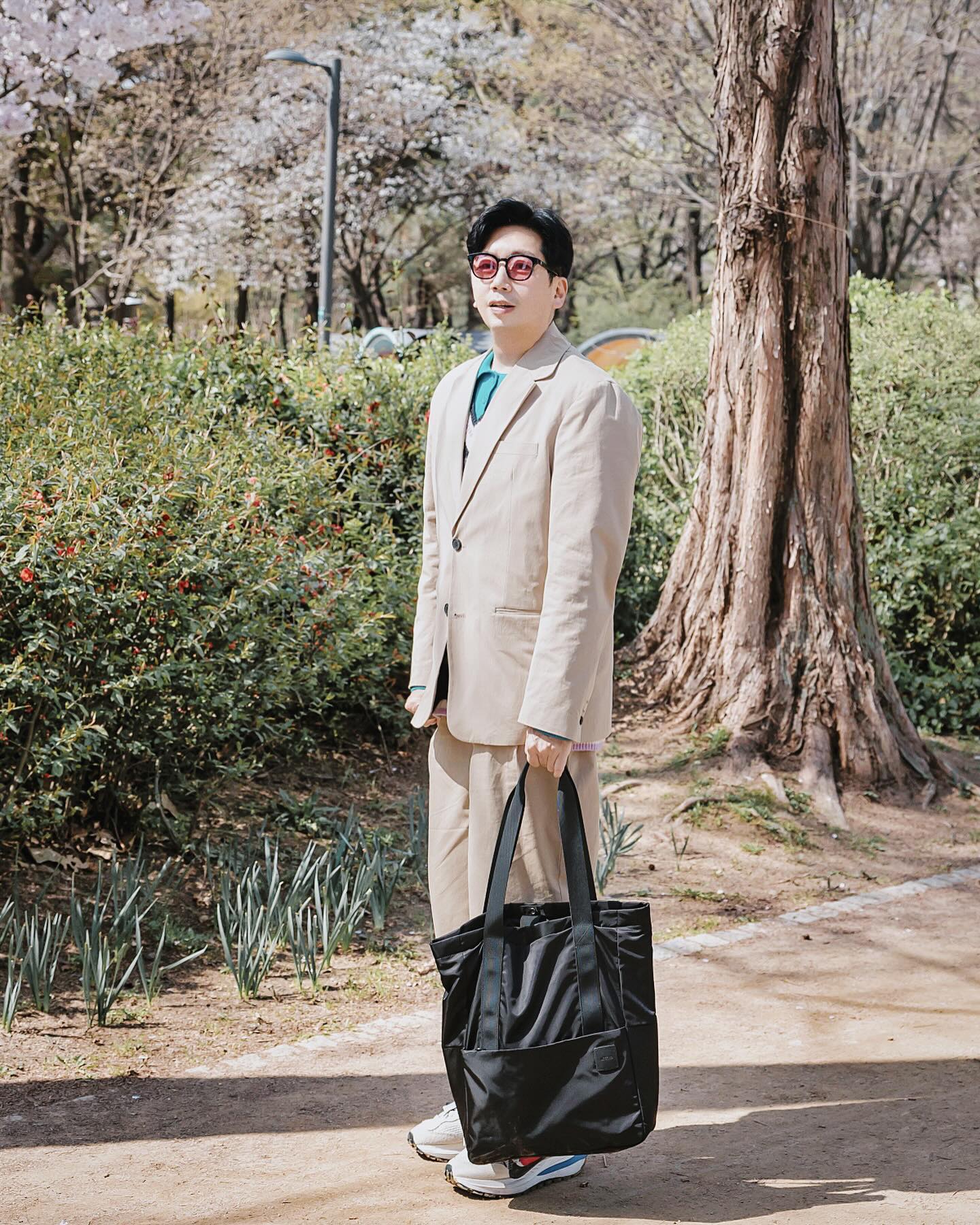 #협찬  incase_kr 

#인케이스 콤파스 토트 플라이트나일론 블랙은
깔끔한 디자인에 실용성까지 갖춘 #남자토트백 으로
내부에는 필기구 수납공간, 물병 전용 수납공간,
패딩 처리된 별도의 노트북 수납 공간이 있으며
전면부 히든 포켓으로 활용도를 높였습니다
손잡이는 이중 나일론 처리되어 튼튼한데요
캐주얼하면서 고급스러운 디자인은 코디하기 좋으며
실용성과 내구성도 갖추고 있어 마음에 듭니다

#인케이스가방 #맥북프로M2 #토트백추천 
#노트북가방 #대학생가방 #남자가방 #직장인가방