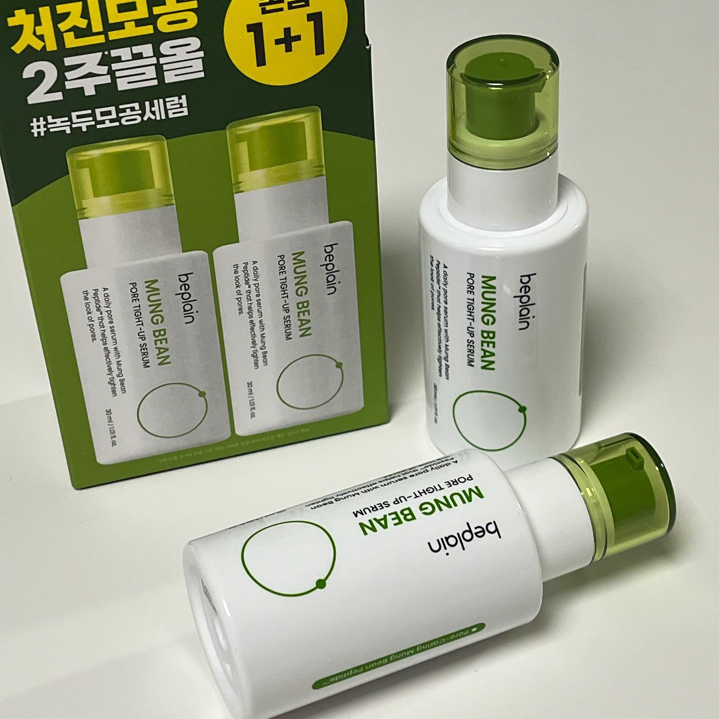#제품제공 #파룸체험단 beplain_official 

◽️비플레인 - 녹두 모공 타이트업 세럼

비플레인 녹두 라인 유명한거 아시죠⁉️
이번에 새로 나온 녹두 모공 타이트업 세럼이에요 ㅎㅎ

녹두 펩타이드TM이 함유된 수분쿨링 제형으로
처진 모공을 쫀쫀하게 끌어올리는 3중 모공탄력케어가 가능해요

모공 수, 부피, 깊이, 면적, 결, 가로모공, 세로모공 
즉 7대 모공 개선 테스트 완료 제품이라 믿고 사용할 수 있어요 !

투명하고 묽은 젤 제형으로 바르면 쿨링감이 확 느껴져요
제형이 마르면서 피부를 쫙 조여주면서 쫀쫀하게 해주더라구요🫢

쿨링감이 느껴져서 다가올 여름에 사용하기에도 좋고
젤 타입이라 뷰티 디바이스와 함께 사용해도 좋아요 ㅎㅎ

모공케어 가능한 기초케어 제품 찾으시는 분들께 추천드릴게요🙌

#비플레인 #beplain #비플레인녹두 #모공자신감_녹두 #비플레인녹두세럼 #녹두모공세럼 #모공끌올세럼 #모공세럼 #올리브영추천템 #올리브영모공세럼