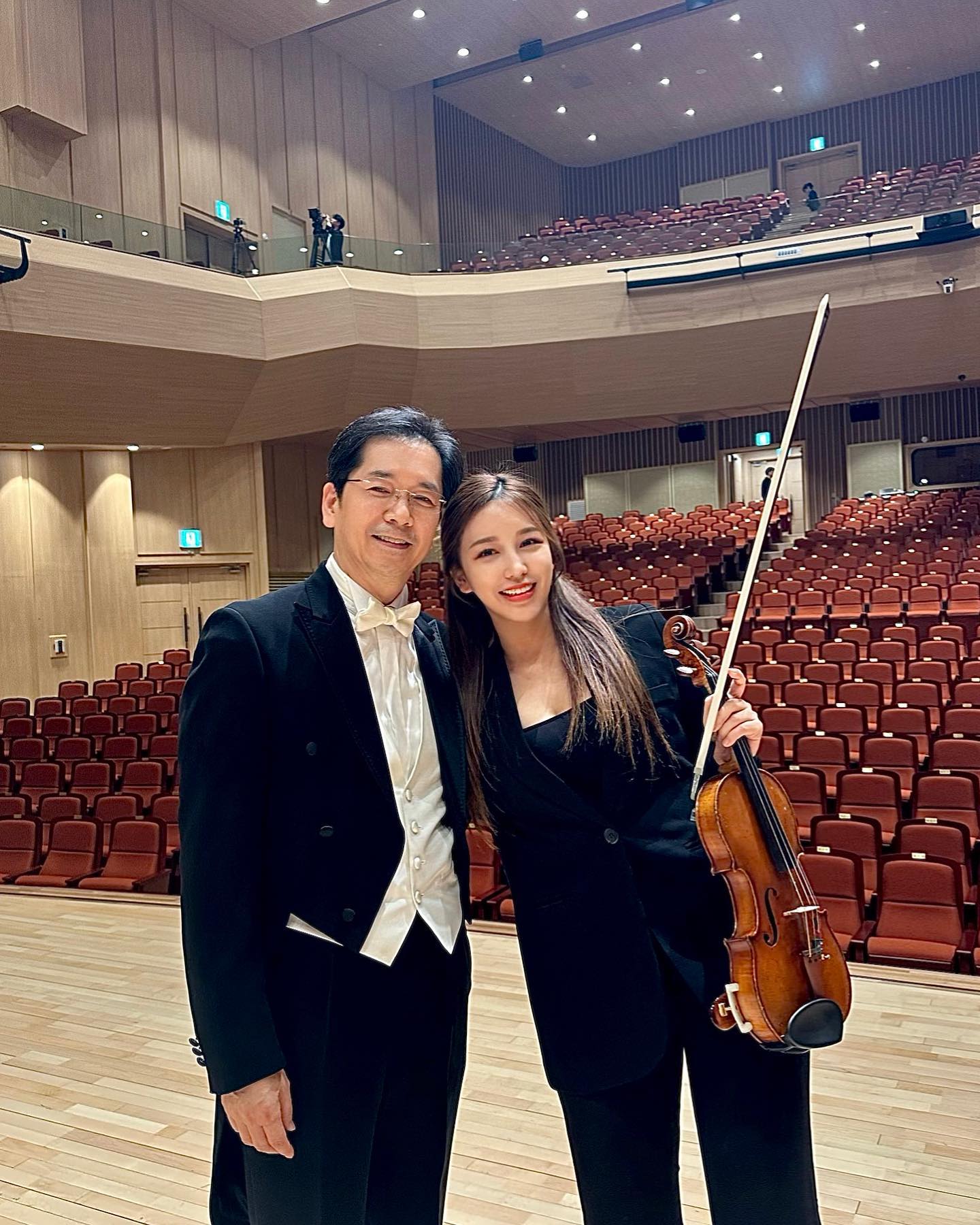 내 삶에 음악을 넣어준 우리 아빠🎻
어릴 때 아빠 무대들을 보면 그렇게 자랑스러웠는데
연주자가 되어서도 여전히 자랑스럽다✨

#서울예술고등학교 #도암홀 #정기연주회 
#아빠와딸 #dadanddaughter
#지휘자 #바이올린 #미스코리아