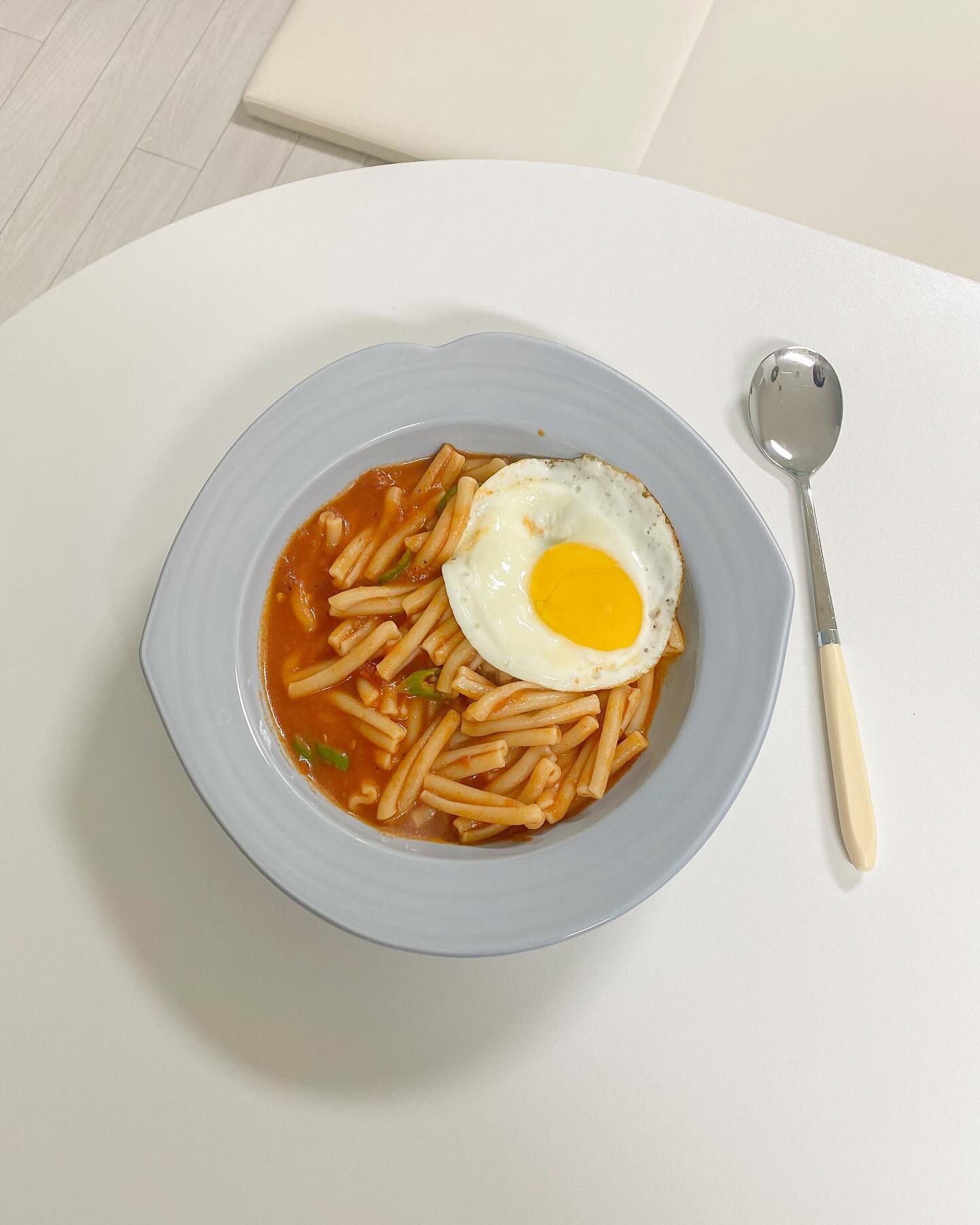 토마토 파스타🍅
오늘 파스타를 만드는데 페페론치노가 없는거에요
그래서 집에 있는 청양고추 넣었는데
역시나 매운맛이 안나네요!😂
토마토 파스타는 살짝 매콤해야 먹을 맛 나는데ㅠㅠ
그래도 계란후라이는 빠지지 않고 챙겼어요

여러분은 토마토 파스타 만들때 뭐 넣어 드세요??

#토마토파스타 #파스타 #홈파스타 #집밥 #집밥스타그램 #집밥요리 #집밥그램 #집밥플레이팅