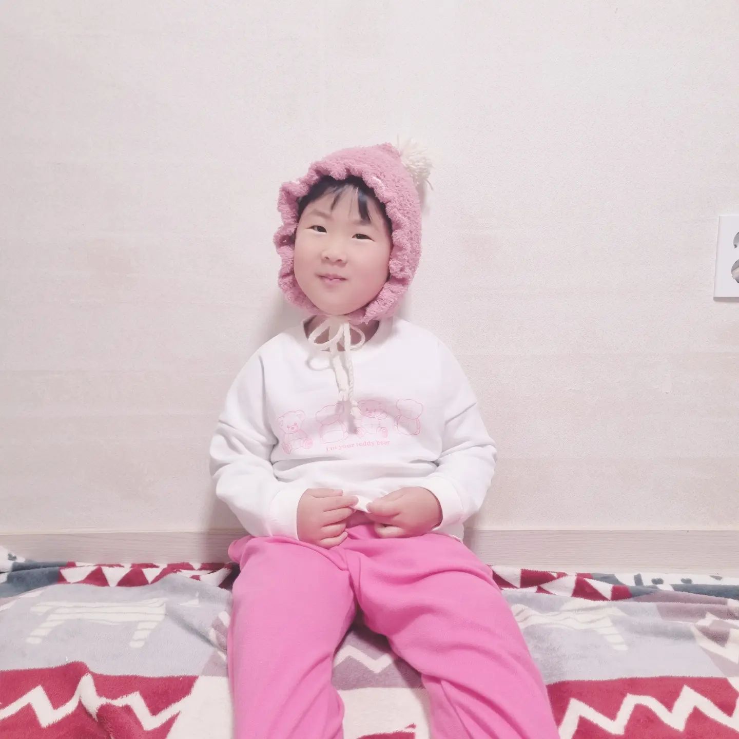엄마가 판매하는 곰돌이 상하세트입구~
엄마가 만들어준 모자 쓰고 등원준비 끝♡

곰돌이 상하세트  색상이 핑크핑크해서 너무 이쁘지요^^
상하세트가 기모도 짱짱!!
만원이면 진짜 싸고 국내원단이라 믿을만 하죠 ㅎㅎ

색상
핑크/파랑/초록/노랑

사이즈
5호~11호
(사이즈 많이 빠졌으니 문의 주셔요)