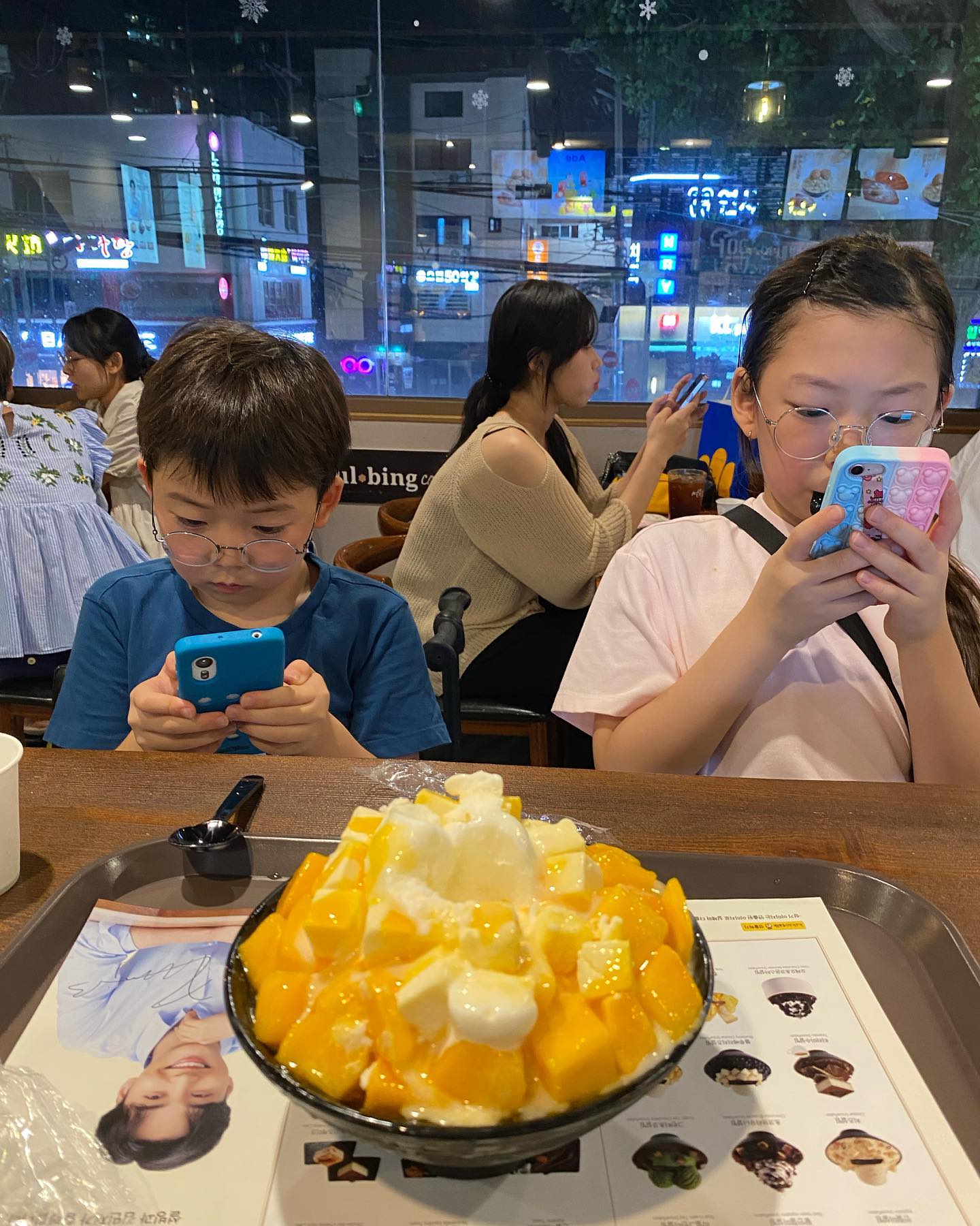 너무 더운 #여름방학
집에서도 폰!!나와서도 폰 !!!