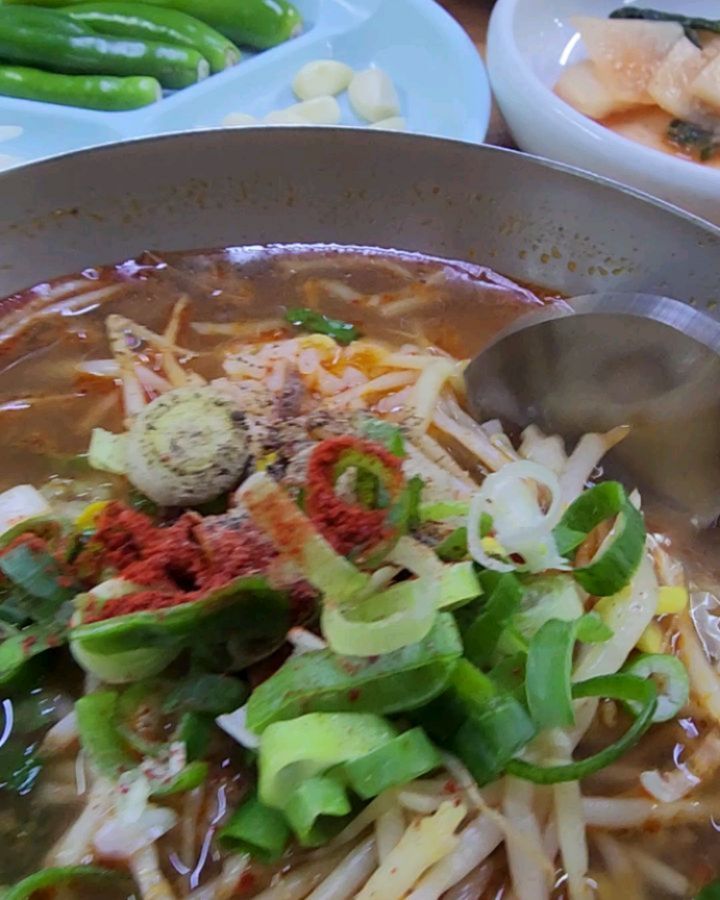 #소머리국밥 

감기가 덥쳐서 입맛이 떨어질땐

역시 시장 국밥이 최고징~👍👍👍

선지국밥도 좋았는데ᆢ

소머리국밥도 뜨끈하고 든든😍

다음에는 소살코기국밥 먹어봐야징ㅎ

인친님들 아플때 먹으면 좋은

겨울 메뉴랑 맛집 추천해주세요~🙏

#창원 #창원가볼만한곳 #창원맛집 #맛집추천 #맛있다그램 #맛스타그램 #선팔환영 #토요일점심 #좋아요반사 #하고재비경숙님 #소소한일상 #소통환영