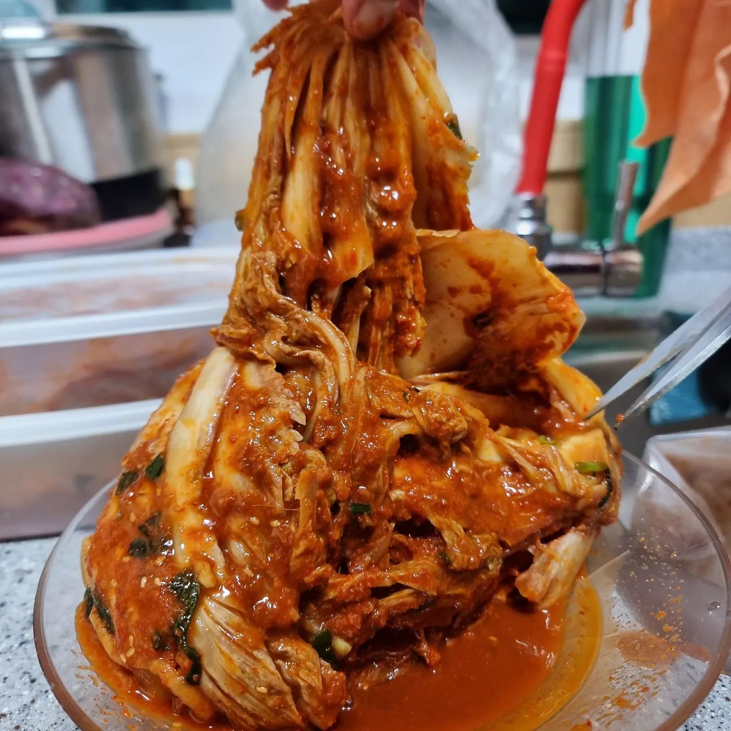 #협찬 
김장철이 다가오고있는 요즘
저희집은 아직 김장할때가 멀어서 
전라도 맛있게 매운 금치 소개해드립니다

1kg 하면 반포기정도인데
딱 맛있게 먹을수있어서 
자취하는분들과 생김치와 입맛 까다로우신분들에게 딱
.
직접키운 원재료 
생멸치로 직접담근 젓갈사용
.
진짜 옆동네 이모가 준 김치느낌
.
맛있게 매운맛 1단계도 개운하고 맛있어서 단계 한단계 올려도 좋을꺼같은 맛이에요 
.
흰밥에 김치만있으면 끝
.
직접 빻는 고추가루에 차원이다른 원재료로 
맛을 승부하는거같아요 
.
요새 고구마에 올려서먹는데 넘나 맛있어서 
배송오자마자먹으면 생김치느낌 
2-3일 놔두면 김치국물이 생기면서 맛있어서 져서 좋아요 
.
김치 무조건 금치 !!!!!!

#김장김치 #전라도김장김치
#광주김치#전라도김치#매운김치#불김치#아이깍두기#갓김치#파김치#총각김치#맛있는김치#자취반찬#자취김치#김치선물#가정식김치#광주김치#실비김치#캔김치#켄김치#저염김치#아이김치#열무김치#부추김치#배추김치#금치#전라도김치 goldkimch#좋반#좋아요반사#좋튀#좋아요그램#좋아요
