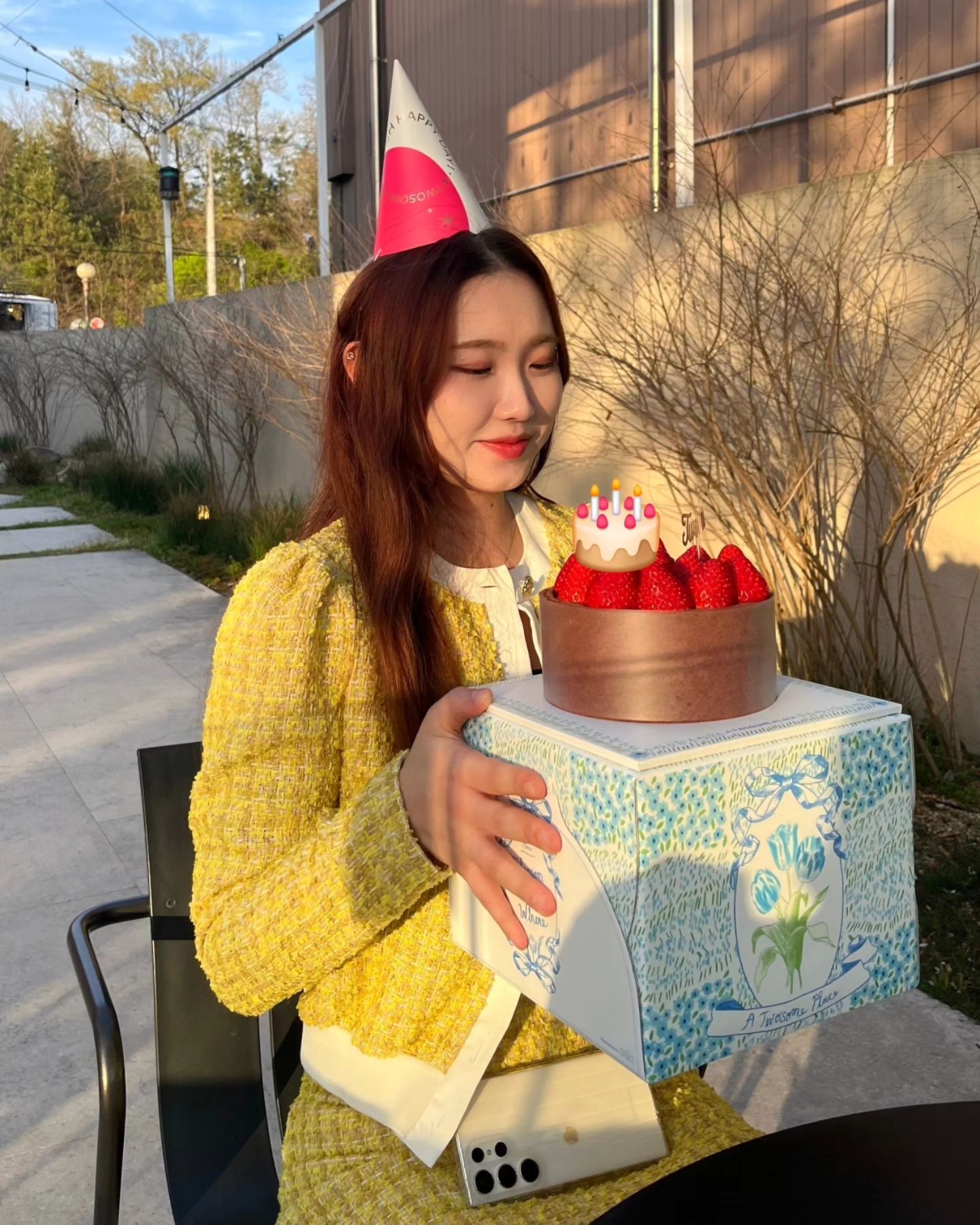 🙇🏻‍♀️💟

마음 나누길 조아하고 표현하길 중요하게 생각하는 나는 
사랑 많은 사람이라는 말을 종종 듣곤 했는데

그건 .. 매일의 오늘이 소중하다는 사실에 집착하는 나와 
주변에서 내게 주는 사랑이 늘 넘쳤기에 덕분에 
행복하게, 아끼거나 아까워하지 않고 마음껏 나눌 수 있었던 마음이자 사랑이었던 것 같다

내가 꽤나 낑낑거리고 유독 혼자이고 싶어 하는 4월 
기다려주고 들여다 봐주고 멱살 잡고 꺼내준 사랑들 사랑 덕분에 또 잘 보냈ㄷㅏ
크하하🍦