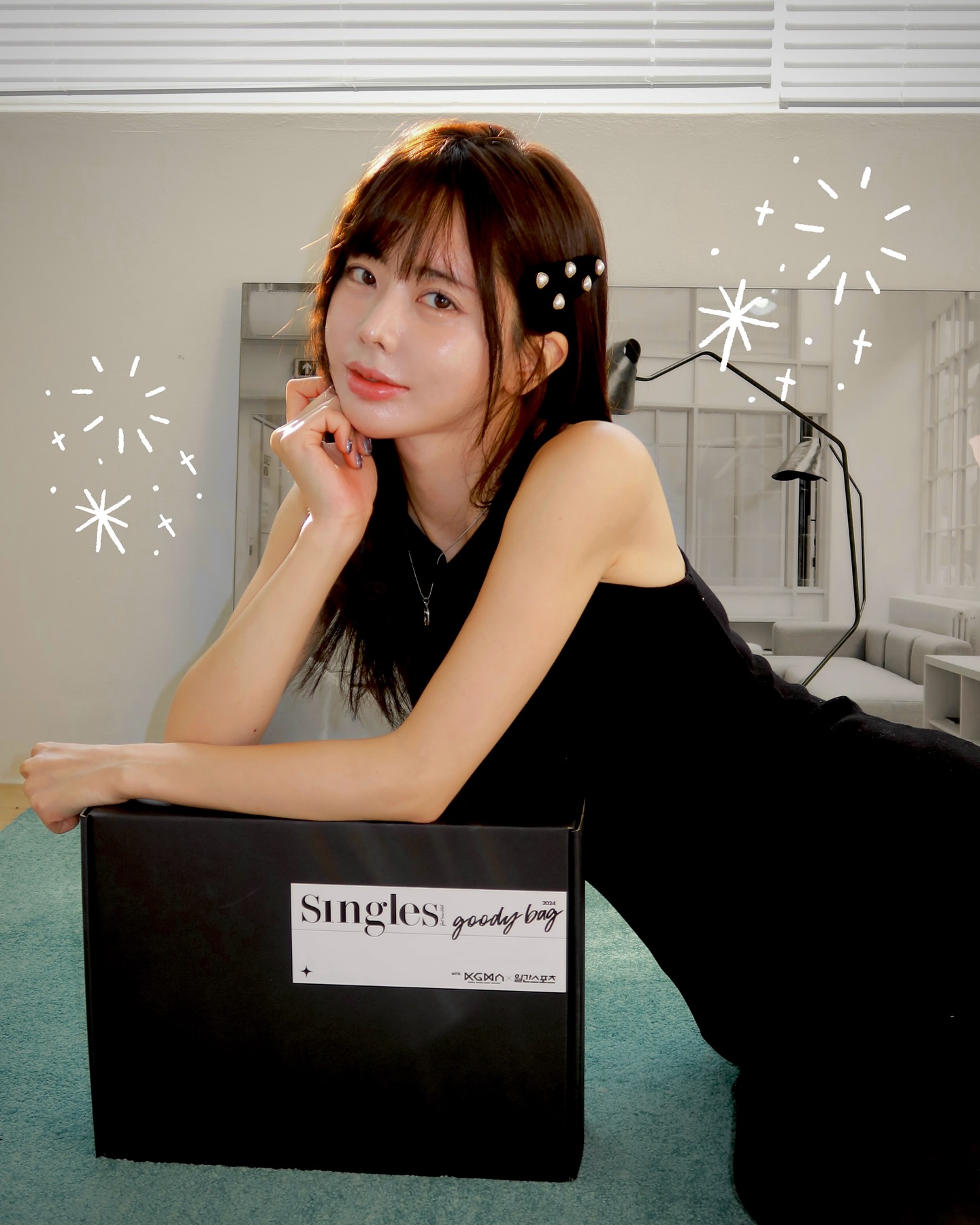 #광고 singlesmagazine

✨K팝, 트로트, 밴드, 솔로등 국내 정상급 아티스트만 출연하는 Title 2024 코리아 그랜드 뮤직 어워즈 11월16일과 17일, 인스파이어 아레나에서 개최되었는데요! 뉴진스, 도경수, 비비, 이영지, 태민, 동방신기, 스테이씨 등 유명아티스트들이 참여해서 공연이 성공적으로 끝났다고해요( ͈ര ̫ര ͈)🤍

이 시상식에는 싱글즈와 함께 하게되어 요즘 가장 핫한브랜드들의 제품이 가득담긴 풍성한 구디백을 받아봤는데요! 이 구디백은 KGMA에 출연했던 셀럽들도 전달받은 구디백이라 해서 기대가 되었답니다! 역시 싱글즈와 함께해서 그런지 예쁘고 알찬 제품들로만 꽉꽉 채워서 보내주셨어요😆

연말시즌을 맞아 진짜 특별한 선물을 받아보고 싶었는데, 싱글즈 구디백과 함께하니 미리받는🎁 산타클로스 선물같아요! 양손 가득 구디백과 함께 이번 겨울 따뜻하게 보낼 듯. 내년에도 구디백또 주실꺼죠…? 🎄

singlesmagazine official.cass beplain_official juicetocleanse_official dermafirm_kr sims_perfume muuuni_official erborian_korea huxley_korea skinu.official paulaschoice_kr 
#싱글즈 #싱글즈구디백 #선물 #kgma #kpop #카스#비플레인 #쥬스투클렌즈 #더마펌 #앳킨슨 #에르보리앙 #헉슬리 #muuuni #스킨유 #폴라초이스