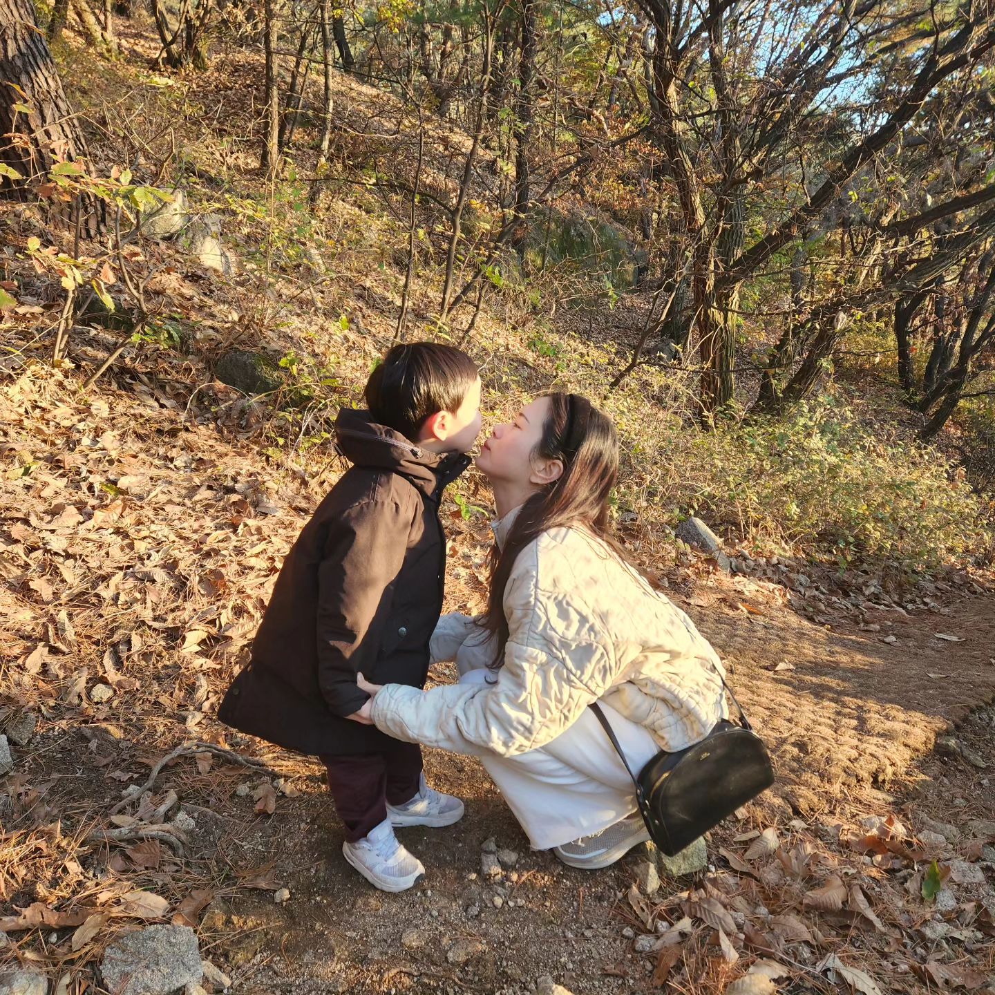뽀뽀남매 애정하는 불암산 무장애 숲길
데크가 있어 어린아이들도, 유모차를 끄는 육아인도, 휠체어를 타는 장애인도 맑은 공기 실컷 마실 수 있는 곳이라 너무 좋아요.

걷는 것만으로도 건강증진 효과가 있을 뿐만 아니라 경제적이고, 탄소배출을 줄이는 데에도 기여할수 있다니 추운날 더 움직여 보자구용/

사람들은 주변환경이 깨끗하고, 안전하고, 지루하지 않을 때, 걷기 좋은 길이 가까이에 있을 때, 대중교통 이용이 편리하고 길이 잘 연결 되어 있을 때 더 많이 걷는다고 해요.

그런면에서 노원구는 당현천, 중란천 등 하천길이 잘 정비되어 있고 불암산, 영축한, 수락산에 무장애 숲길을 조성해 놓아서 구민 누구나 안전하고 쉽게 걸을 수 있는 환경이 가꾸어져 있어요.

이번 주말 너무 춥지 않은 시간을 골라 나비정원과 불암산무장애숲길에 또 걷고 오고싶어요!!

#노원구 #건강도시서포터즈 #불암산무장애숲길 #나비정원 #노원맘 #육아소통 #육아 #육아맘