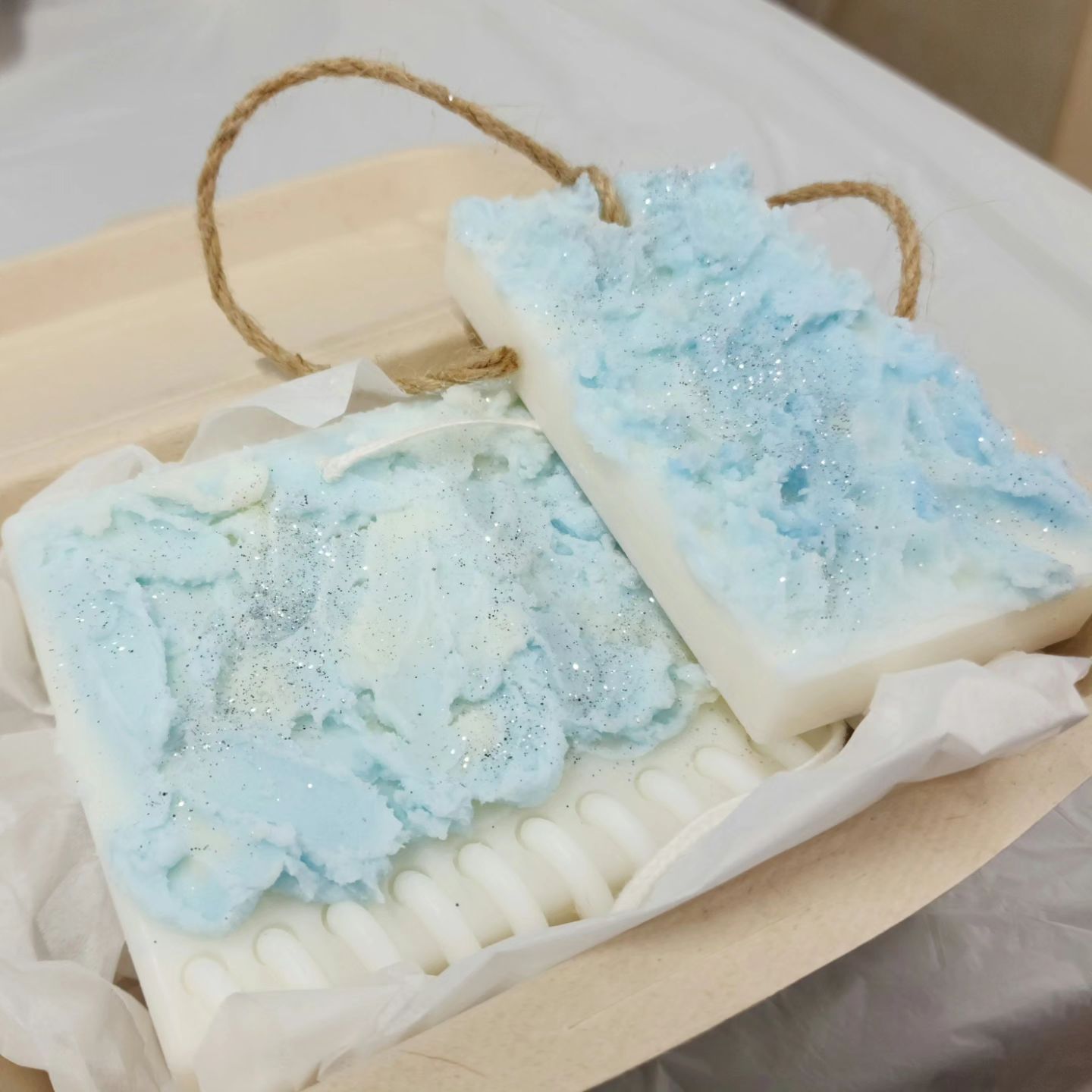 ✅️ 광주에서 할게없다고⁉️

‼️뚜벅이도 여행자도 부담없이 참여할 수 있는 광주 체험프로그램 여행도서관에서 매월 진행중‼️

⭐️10월 프로그램으로 백드롭페인팅 캔들,왁스 타블렛 체험 하고 왔음⭐️

✨️너무 예쁘고 힐링 그 자체..대 만 족✨️

💘다음에 또 체험하러 갈꺼임💘

🎁SNS에 방문 인증하고 이벤트 참여하면 맛있는 아메리카노 선물🎁

체험 프로그램 말고도 광주광역시 관광공사에서 운영하는 여행자를 위한 공간으로 

🔥짐보관,수동 킥보드 대여, 여행정보, 핸드폰 충전,PC&인쇄 서비스도 무료로 제공하고 있음🔥

•광주 여행도서관
•광주광역시 동구 제봉로 137 (전남일보 건물 1층)
☎️062-222-6349
•운영시간 10:00 ~ 19:00 / 매주 월화 휴관, 명절휴무

#광주체험프로그램 #여행도서관 #광주 #광주가을여행 #광주여행 #광주가볼만한곳 #광주놀거리 #여행자쉼터