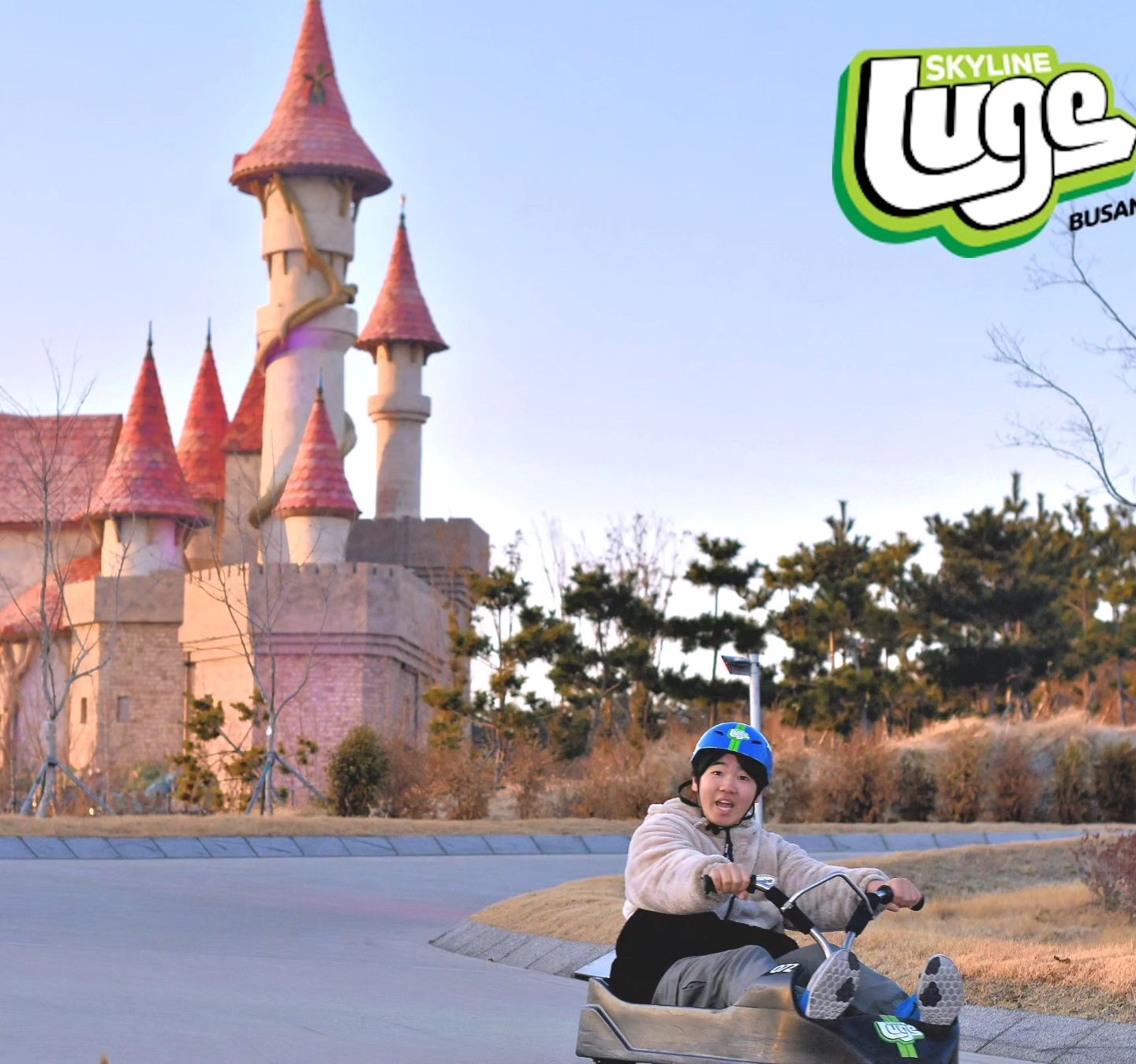 #서포터즈 #롤러 #roller #스카이라인루지부산

skylinelugebusan

부산과 통영에서 즐길수 있는 
스카이라인 루지 !!! 
부산 기장에 위치한
 스카이라인 루지 부산에 다녀왔습니다 ♡ 

하이플라이와 루지 체험하며
콩남매와 같이 시간가는줄 몰랐어요 🤭

하이플라이2회, 루지4회나 탔건만 
아쉽다고 더 타고 싶어했던 콩남매랍니다 !
고학년 친구들 완전 추천 ❤️

Tip.
- 현장예매 말고 온라인예매 하시면 웨이팅 없이 입장가능 ! 
- 루지와 하이플라이 패키지권으로 구매하시면 더 신나게 즐길 수 있음 ! 
- 루지4회권 구매시 장갑과 핫팩 증정 
- 루지코스가 4코스이기 때문에 한코스씩 가보길 추천
- 하이플라이 체험시 고프로 영상 찍기에 카메라 위치 잘 조정하여 내가 날르는 모습 잘나오게 ! 
- 겨울에 이용시 생각보다 마이 추우니 단디 입으세요 ♡
- 개인적으로 낮도 좋지만 노을지는 시간도 멋짐 !
- 카메라 터지는곳 잘보셔서 이쁘게 사진 찰칵 📷 

#스카이라인루지 #부산루지 #부산짚라인
#부산하이플라이 #스카이라인루지예매 
#스카이라인루지부산온라인예매 #기장루지
#스카이라인루지부산할인 #Luge #Hyfly