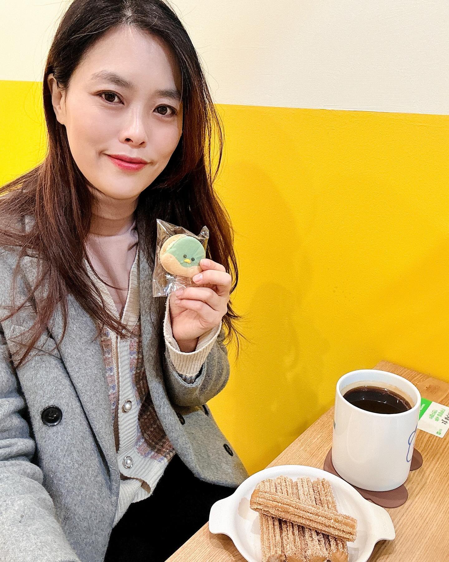 #협찬
🐻귀여운거 좋아하시는분 주목🙃
귀여운 곰돌이캐릭터가 있는
와드커피 힐스테이트 푸르지오 주안점에 다녀왔어요🧸
인천2호선 시민공원역 근처
힐스테이트 푸르지오아파트 상가에 위치한 곳인데요
카페 시그니처 캐릭터 와디와 친구들 캐릭터
인테리어도 너무 귀엽게 되어있는데
들어가자마자 거울이 있어서
음료나오기전 거울셀카 찍기
좋더라구요📸
저는 캐릭터 마카롱중 펭이카롱과
츄러스와 함께 아메리카노를 마셨어요
학교 수업끝나고 간거라 달달한게 땡겼는데
당충전 완전 하고 왔어요 ㅎㅎ
기분좋게 디저트 먹으며 칼림바릴스도 찍었지요 😎
음료랑 디저트가 고퀄리티 인데
가성비도 좋아서
와드커피 안가보신 분들은
한번 가보시면 좋을거 같아요 😍
아참 사장님이 너무 친절하셔서
저희 집하고 가까우면 진짜 단골될거 같아요
가까이 사는분들은 꼭 가보세요 ㅎㅎ
wadcoffee
📍인천 미추홀구 남주길 150 상가2동 104호
⏰ 매일 08:00~22:00(21:30라스트오더)
#주안카페 #주안츄러스카페 #주안마카롱카페 #주안디저트카페 #주안카페 #주안데이트 #카페추천👍 #인천갈만한곳 #와드커피 #와드커피힐스테이트푸르지오주안점