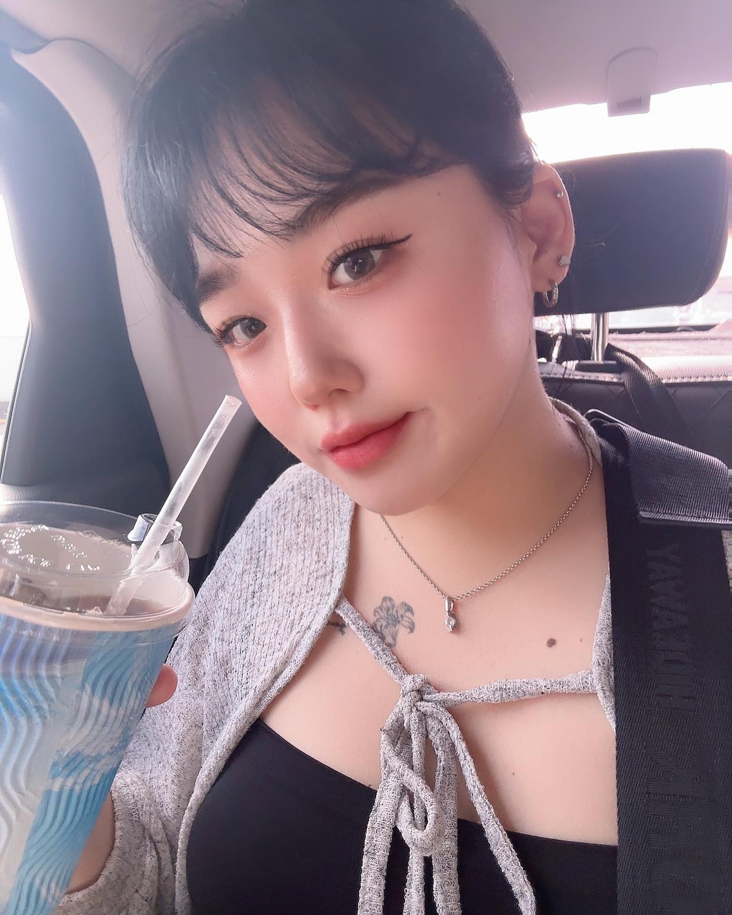 앞머리의 중요성
,
,
#괄사의중요성 #얼굴근육운동 #나도이뻐지고싶다 #주름아펴져라