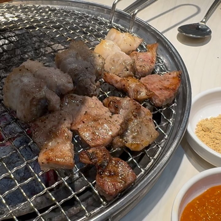 오늘은 새롭게 리뉴얼된 #맛집
#명륜진사갈비 를 방문했답니다!!

새롭게 리뉴얼 되면서 2024년에는 배우 이순재 님께서 모델이 되셔서 CF 광고를 찍으셨더라고요!! 다들보셨나요?ㅎㅎㅎ
 
돼지갈비는 물론 생등갈비(프렌치렉) , 목살, 통삽겹살, 돼지껍데기, 숯불닭갈비 모두 무한리필이에요!!

기존에는 돼지갈비만 무한리필이였는데 리뉴얼되면서 다양한 고기와 셀프바까지 이용 가능해졌어요

가성비도 너무 좋고 고기 종류도 다양한 명륜진사갈비
셀프 바까지 이용 가능하니 주말 저녁 외식에 안성맞춤 아니겠어요?!

새롭게 리뉴얼 돼서 인테리어도 고급스러워지고 다양하게 더 맛있진 명륜 진사 갈비 추천드려요👍

🏠주소: 경기 안양시 동안구 관악대로 361 1층 명륜진사갈비 (관양중학교에서 도보 2분 거리, 관양동 우체국에서 도보 5분 거리)
🚘주차안내: 매장 앞 1대 정도 or 공영주차장 이용
📞전화번호: 031-427-2121
🕰️영업시간: 11:30 ~ 22:00/ 라스트 오더 21:00
✨ 단체 이용 가능, 남/녀 화장실 구분, 무선 인터넷, 예약

#안양맛집#인덕원맛집#갈비맛집#명륜진사갈비#명륜진사갈비리뉴얼#명륜진사갈비뉴버전#가족외식
#일상#좋아요#소통#선팔환영#맞팔환영#먹팔환영#레뷰체험단