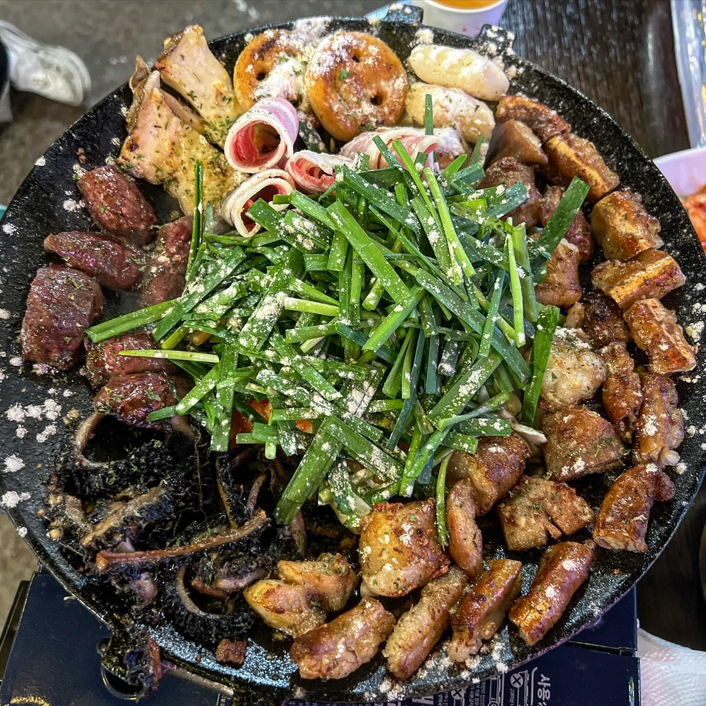 미사맛집 미남곱창에 다녀왔어요!

🐷제가 가본 미사곱창 맛집 중 최고👍👍👍

🐷모듬곱창 59000원 
곱창, 대창, 막창, 염통, 별양까지 모두 다 나오구요!!
차돌박이랑 감자까지 별미 ㅎㅎ
소곱창 기름에 볶아먹는 부추랑 김치도 최고!
한우 곱창이라 곱도 꽉차있고 진짜 존맛탱♥️
파김치랑 먹는 대창은 입에서 사르르 ~~~

🐷날치알 볶음밥은 선택아닌 필수~ 싹삭 긁어먹었어요! 
미사 곱창 맛집으로 완전 추천

#미사곱창 #미사맛집 #미사소곱창 #미사역맛집 #하남곱창맛집 #히남소곱창 #미남곱창 #미사맛집추천