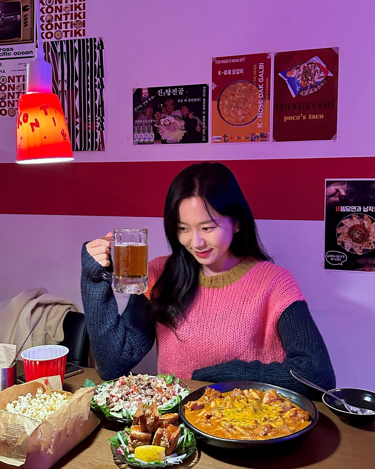 세상 힙한 분위기에, 음식 맛은 예술이어서
너무 행복했던 데이투~~🤍 kontikibba 

원래 맥주 안마시는데, 
신랑꺼 한입 먹어보곤 내꺼를 안시킬수 없엇오요..

사장님들도 훈남이시다~ 했더니
신랑이 찌릿 😤 하구 째려봄,, 귀엽,,💕

요기 하이볼도 있더라구용?
여러분은 맥주파? 하이볼파?