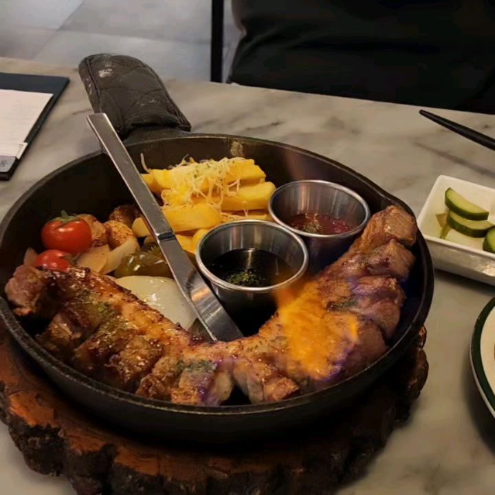 동백식탁 오랜만!

오랭만에 갔더니 테이블 키오스크랑 서빙로봇 등 노서버 진행중....?
직원들은 여전히 많던데 인건비가 절감이 된건지는 잘 모르겠다.. ㅎ

나는 옛날사람인가보다. 
결제는 직접 하면서 만족했는지 고객의 표정을 살펴보던 사장님이 좀 그립다. 🫥