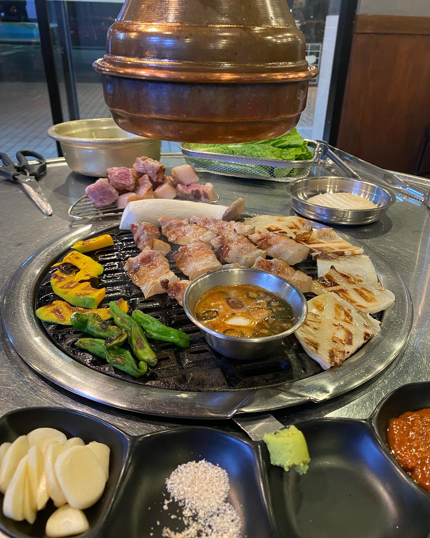 #협찬 #이호테우흑돼지#굽써 🖤

제주 흑돼지 백돼지가 명품인 굽써에요🫶

📍흑돼지오겹살 ₩20000
📍백돼지오겹살 ₩17000

제주도 맛집 투어엔 오겹살이 빠질 수 없죠
제주도에 체인점 2개인 굽써를 가보았어요💓

고기가 진짜 맛있어요👍
오겹살이라서 껍질이 맛도리에요😊

구워주시고 친절하셔서 기분좋은 식사였어요👍
갈치곡젓 와사비 파절임 백김치와 함께 먹는 재미도 있고 맛있게 먹는 법도 안내되어 있어요‼️

계란찜과 된장찌개도 맛도리에요✌️

#굽써#제주공항근처고기집#제주공항고기집#이호테우흑돼지#이호테우고기#이호일동맛집#제주공항근처고깃집#제주공항흑돼지🤍