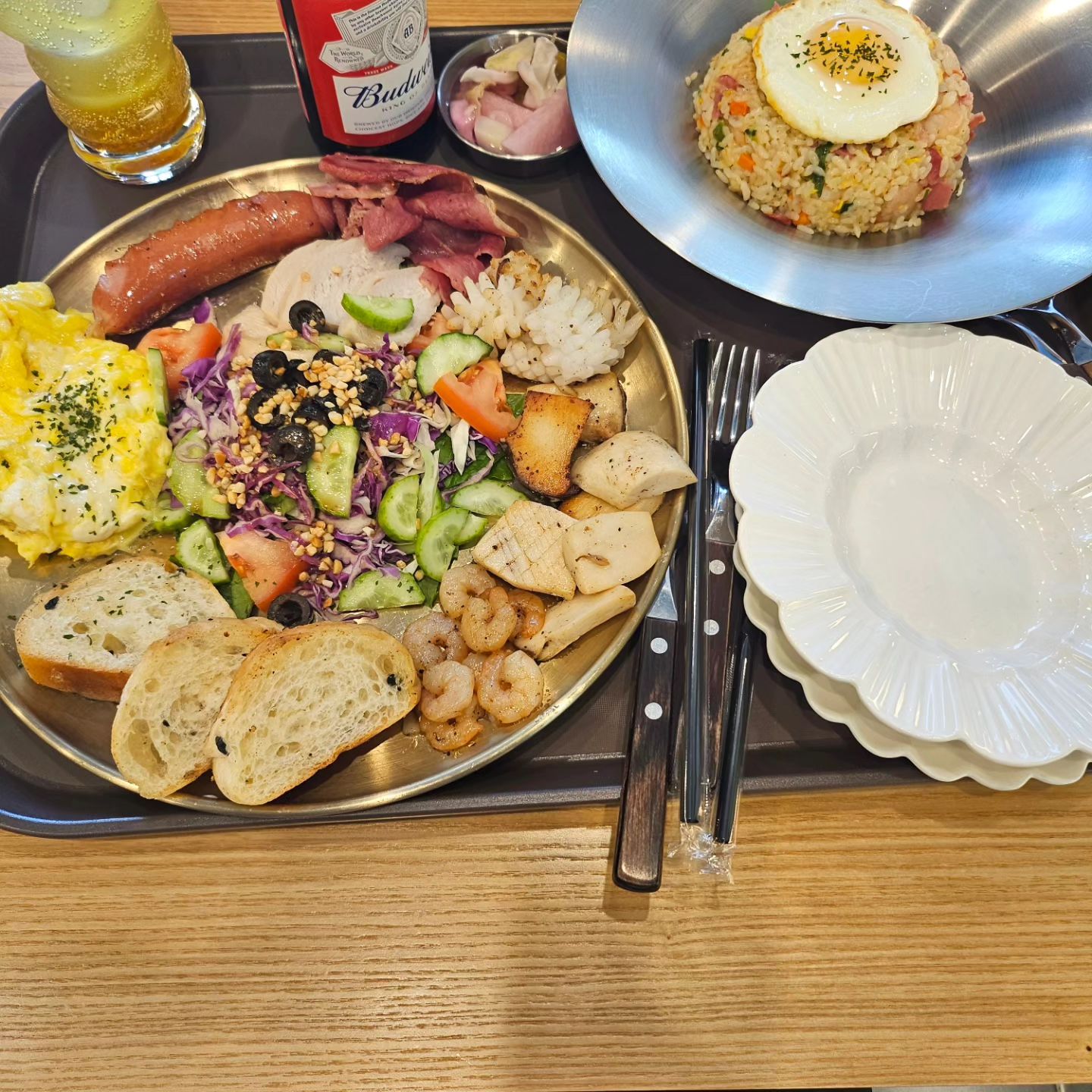 #광고 #마크빈베이커리브런치카페🍞 

파주 크리스마스분위기 물씬 나는 카페방문했어요! 많은 기대안했는데,
송년회모임해도 될만큼 깔끔하고, 넓은 내부예요. 
✰단체 10인~20인 예약✰도 받으신대요◡̈ 브런치는 먹고가고 빵도 맛있어보이는데 가격도 착해서 포장!

플레터싱글이랑 새우필라프. 유자에이드
주문해서 남편이랑 둘이 먹었는데,
양도 많고, 맛있고, 플레터 있는 다른 브런치카페에서 시켜먹었지만, 여기가 최고👍
아니 재료들이 왜케 알차나유? 

맥주랑 플레터 조합은 그냥 꿀🍯 
다음에 또 내돈내산으로 방문하고 싶은곳🫰🏻

#마크빈베이커리카페파주운정점#운정베이커리#운정베이커리카페#파주디저트#파주디저트카페#,파주디저트맛집#파주베이커리#다율동빵집#운정디저트