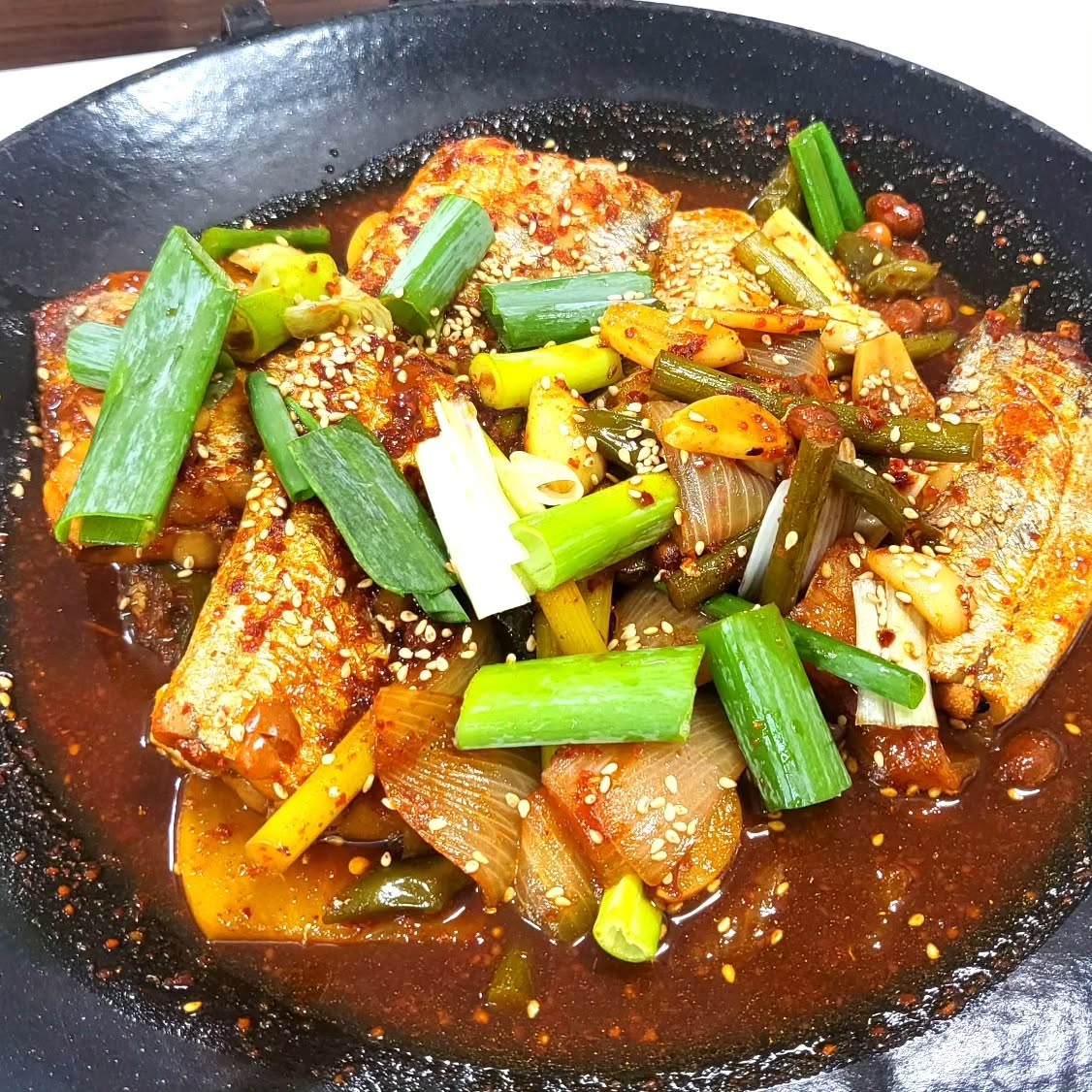 [제주도민맛집 #싱겟물바당 ]
.
.
오랫만에 포시팅!!😁
제주의 맛집들로 도배예정!🫶

✅️ 싱겟물바당 jiaejwa
제주 제주시 천수로6길 5

공항근처라 첫날이나 마지막날 먹기 좋은곳~
큼지막하고 두툼한 갈치들과
메주콩, 마늘쫑이 같이 곁들여져
밥한공기는 그냥 기본으로 먹을 수 있는곳!

1인 15000원이란 가성비 끝내주는데
무려 10가지의 반찬이 셀프로 무한 제공~

제주오면 꼭 맛봐야하는 갈지초림!
이제 가성비에 맛까지 챙겨야 진정한 win👍
_
_
_
_
#제주여행 #여름휴가 #맛집뿌시기 
#제주맛집 #제주맛집투어 #찐맛집 #도민맛집 
#제주공항근처맛집 #갈치조림맛집 #갈치조림
#가성비좋은맛집 #제주갈치조림맛집 #갓성비
#제주공항맛집 #제주도민맛집 #제주도맛집