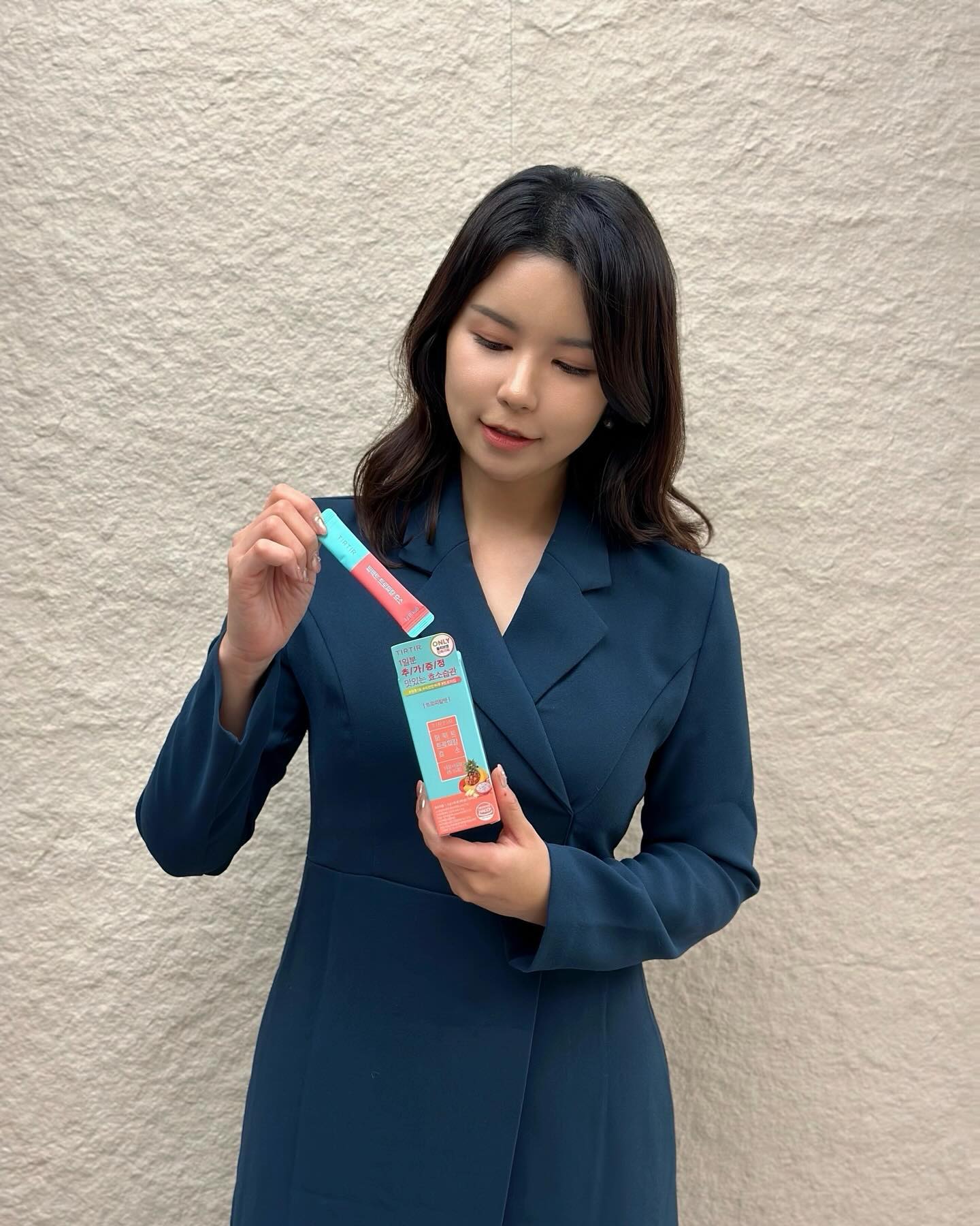 #광고 tirtir_innerbeauty 
매일 먹는 효소 어떤걸 드시나요?
저는 티르티르에서 나온 퍼펙트 효소 트로피칼맛을 먹는 듕🍍 이미 누적판매수가 어마어마해 올리브영 필수템으로 불리우는데요👀 식후 1포로 속을 편안하게 해준답니다☺️ 특허받은 프리미엄 곡물발효효소 함유로, 합성재료 무첨가라는 점✨ 송년회다 뭐다 모임이 많은 요즘, 더부룩하기 쉬운데 맛있는 티르티르 효소 먹고 속을 편안하게 해보아요:)

지금 올리브영에서 단독 기획세트를 올영 세일기간(-12월 6일까지)동안 37% 할인된 금액인 14,490원에 만나보실수 있답니다!💳

#티르티르 #티르티르이너뷰티 #이너뷰티 #올리브영 #올영세일 #퍼펙트효소 #효소 #올영세일추천템