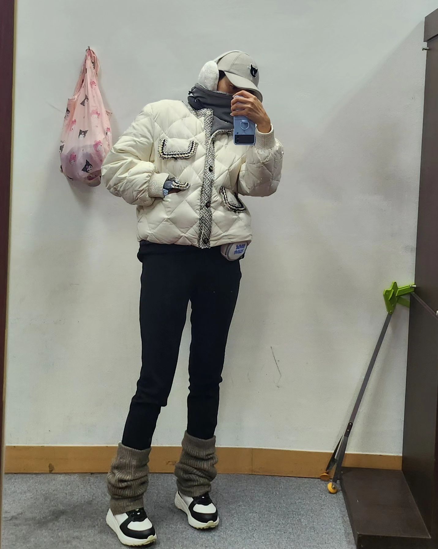 낮 최고기온5도의 어느 날
꽁꽁 싸매고 겨울골프 도전
이 정도 날씨면 칠 만 한 걸🏌