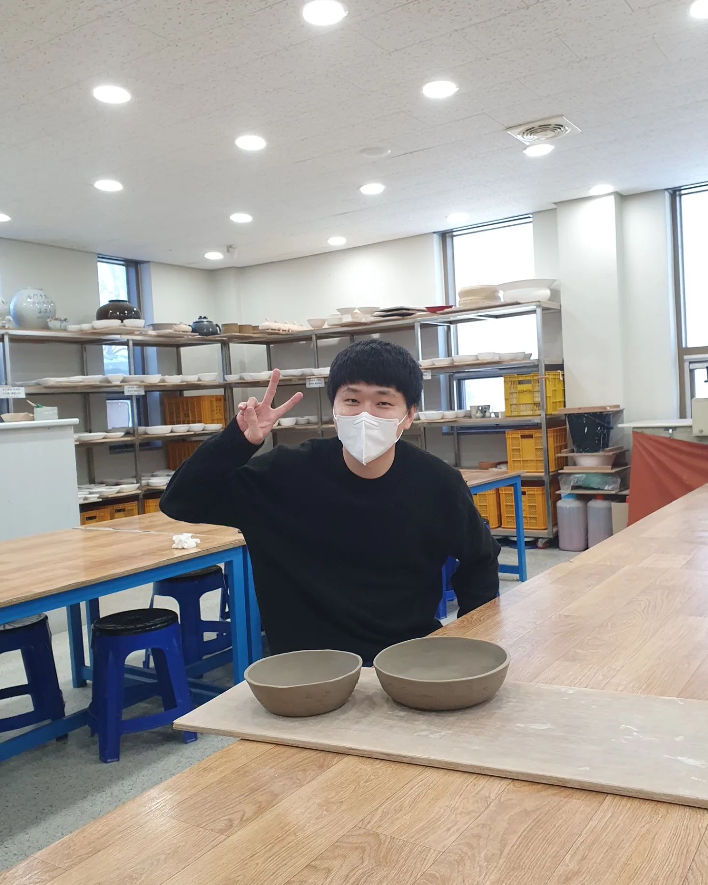 은근 재미있었던 도자기 체험!
문경 체험할 거리도 많고 구경 거리도 많고!

열심히 도자기를 만들었는데
내가 만든 도자기는 받지 못했다..

더 튼튼하게 만들었어야했는데...
굽다가 깨지면 다른 도자기를 보내준다고 하였는데
설마 했는데.. 다른 도자기가 왔당... ㅠㅠ

다음에 또 문경 가면 다시 만들어봐야지!

#문경 #문경여행 #도자기박물관 #도자기체험 #문경도자기 #문경도자기박물관 #브란끄여행 #도자기 #좋아요 #경북여행 #겨울여행 #문경가볼만한곳
