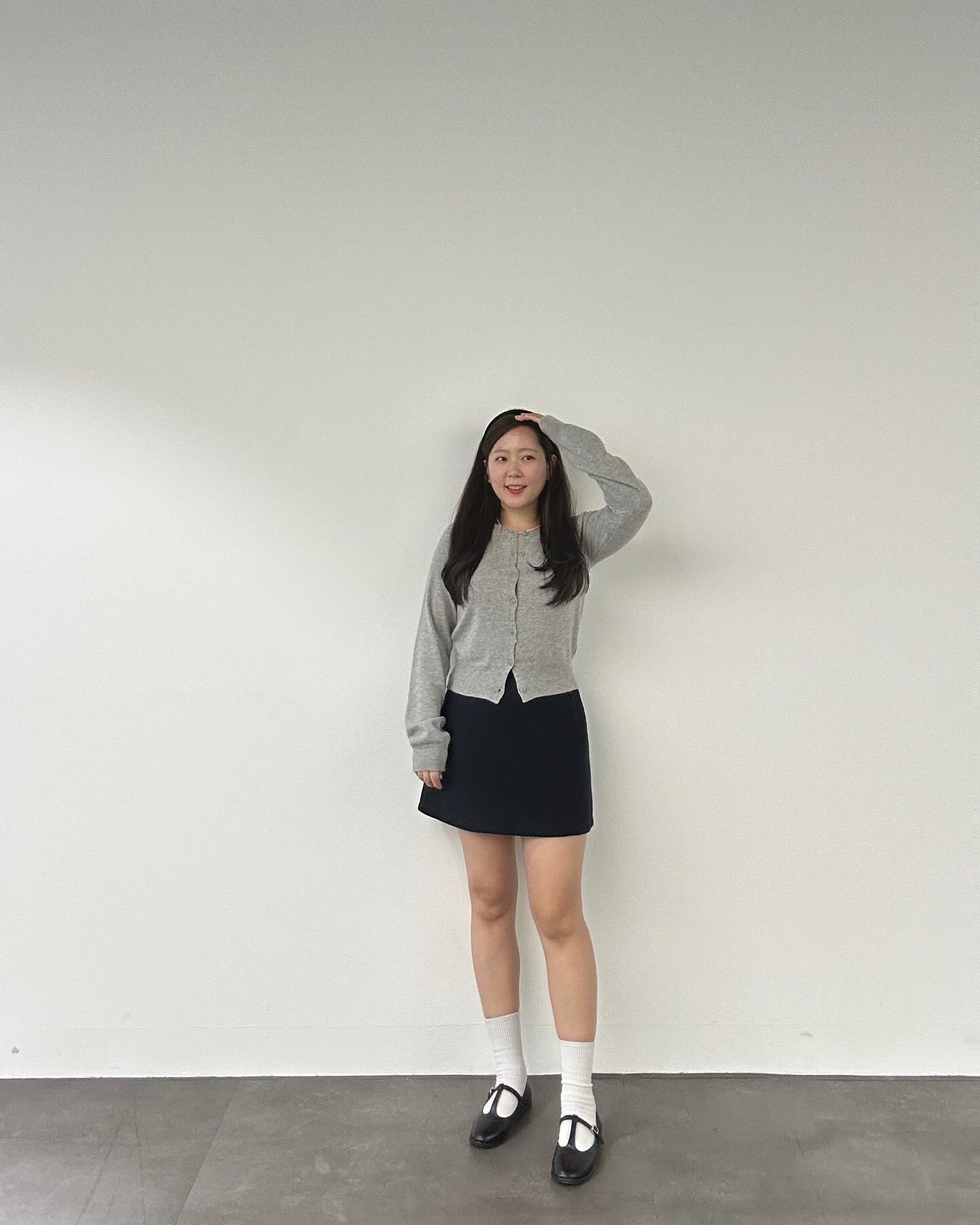 신상촬영 너무 재밌다🤍🩶🖤
마음에 드는 기본 가디건 찾아서 뿌듯😌
부드럽고 캐시미어 슈퍼파인 울혼방이라 따뜻해요🫶🏻그레이, 핑크, 크림, 네이비 4가지 색상으로 전색상 모두 활용 만점! 
프로필 링크 꼬요마켓에서 만나요🙆🏼‍♀️