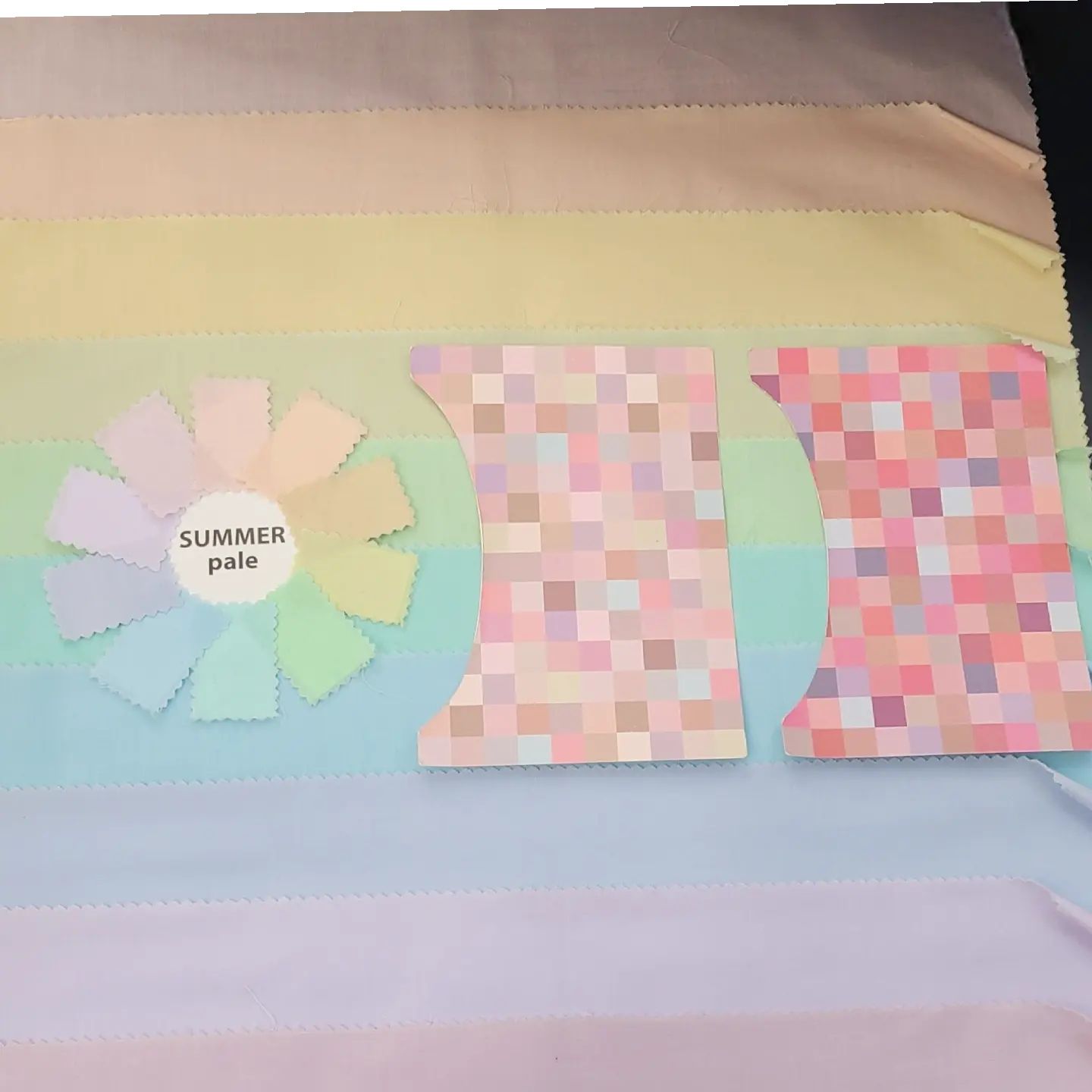🎨퍼스널 컬러 진단 후기🎨

예전부터 정말 해보고 싶었던 퍼스널 컬러 진단을
드디어! 친구와 함께 해보고 왔습니다!

제가 방문한 곳은 홍대입구역 근처에 있는
'컬러쏘싸이어티(color.society)' 라는 곳이에요

체형 진단이나 메이크업 시연도 받아보면 좋겠지만,
우선 제 퍼스널 컬러부터 정확하게 진단받고 싶었기 때문에
친구와 2:1 베이직 프로그램을 신청했습니다!

가격은 12만 원이었어요. (1시간)
2대 1이니까 인당 6만 원인 셈이죠!
여러 곳을 찾아봤는데 이곳이 저렴한 편이었던 것 같아요
(* 프로그램과 인원 수에 따라 가격이 달라지니
정확한 가격은 공지사항을 참고하시면 될 것 같아요)

소희 선생님(대표), 희야 선생님, 재인 선생님 이렇게 세 분이 계시고
저는 아름다우신 희야쌤께 진단 받았습니다.
분위기도 편하게 만들어주시고 친절하게 해주셔서 감사했어요🥺

먼저 측색기로 얼굴&몸 피부 밝기, 노란끼 붉은끼를 측정한 다음
본격적인 퍼스널 컬러 진단이 시작되었어요

다행히(?) 추측했던 대로 🫧여름 쿨톤 라이트🫧가 나왔습니다
같이 간 친구는 겨울 쿨톤 브라이트로 나왔어요 딥톤도 활용 가능한!
본인 톤에 잘 어울리는 화장품도 추천해주셔서
바로 사진에 찰칵찰칵 담아왔어요

어떤 컬러가 워스트인지, 베스트인지 알게 되어
옷을 입을 때나 메이크업을 할 때 참고할 수 있는
데이터가 생긴 것 같아 좋았습니다

1시간 안에 2명이 진단받다 보니 시간이 조금 짧게 느껴져서
다음에 기회가 된다면 더 디테일한 진단을 받아보고 싶네용