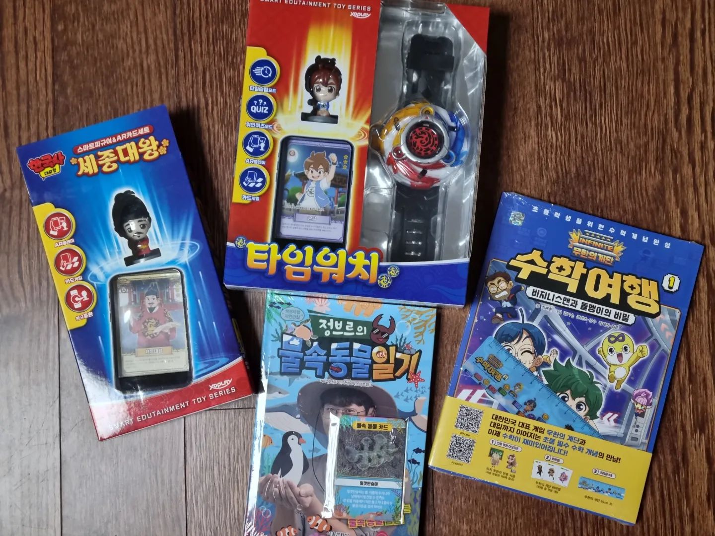 #협찬

우아서평단 당첨! 대박 선물과 함께 재미있는 책들이 도착했어요!🤗

아이들이 좋아하는 대표 게임 무한의 계단과 대학교까지 이어지는 초등 필수 수학 개념이 만난 #초등학습만화책 [무한의 계단 수학여행:비지니스맨과 돌멩이의 비밀]

어느 날 우연히 줍게 된 돌멩이로 부터 무한한 이야기가 펼쳐지는 드넓은 우주에서 한이와 단이의 모험이 시작돼요

재미있게 학습만화 읽으면서 수학에 재미를 붙일 수 있게 해주는 수학만화!

초등학생이라면 꼭 알아야 하는 수학 개념과 중학교에서 배우는 수학을 대비하고, 다양한 주제와 연계한 수학 상식은 물론 어려운 수학 용어까지 한번에 익힐 수 있게 해주고요.

무엇보다 가장 좋은 점은 학년이 올라갈 수록 점점 어려워지는 수학에 수포자가 되지 않도록 재미를 붙이는데 도움을 준답니다

거기다 무한의 계단 전용 게임 이모티콘에 스페셜부록까지 완전 최고! 👍

#서울문화사 #무한의계단수학여행 #한이 #단이 #초등수학책 #초등수학만화 #우아서평단 #북스타그램 #책