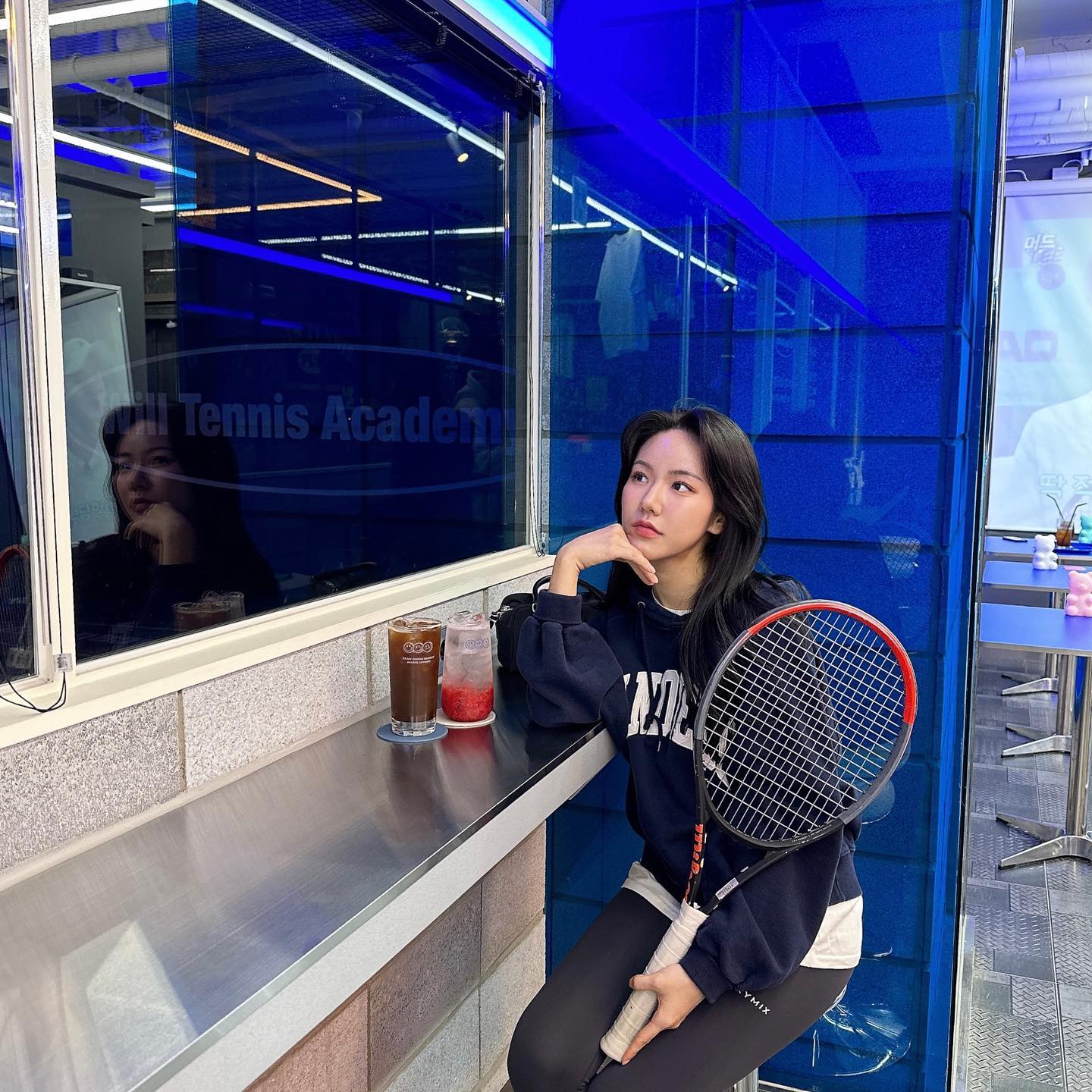 코인 테니스 펍 1호점💙 강남에 테니스 펍이 있었다니!!!🤭테니스 배워보고 싶었지만 쉽게 접하기 어려웠는데🥹 저렴한 가격으로 진짜 재밌게 놀다 옴👍🏻

생각보다 운동이 많이 돼서 땀 흘리면서 하니까 좋다! 쉽게 테니스를 접하면서 재밌게 즐기기 좋으니까 꼭 가보길 추천ㅎㅎ👍🏻

귀여운 강아지도 있다던데 왜 오늘은 없었닝🥲 그나저나 맛들려서 큰일이다ㅋㅋㅋ 이제 테니스도 배우고 싶어졌네ㅋㅋ

테니스 모임, 입문자 연습하기도 좋고 5시 넘으면 펍 느낌으로 힙하게 바뀌는 듯?! 친구들이랑 점수 내기, 이색 데이트하기도 좋아서 추천

#강남#논현#강남데이트#논현데이트#테니스#강남테니스#논현테니스#코인테니스펍#원데이테니스#이색데이트#일상#운동#오운완#daily#like#likeforlikes#좋반