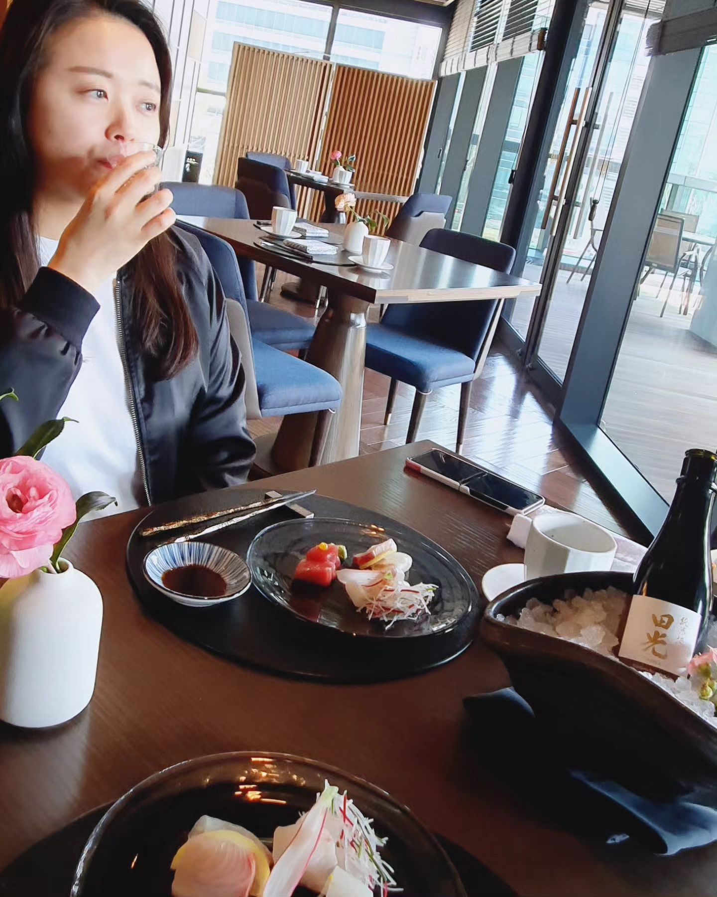#맛집투어
.
백수 언니 호텔 밥 먹여주는 능력자 동생 🫶
.
정갈하고 깔끔한 음식들이었지만 아무래도 배가 고파 저녁엔 치킨 행 🐷 
.
감기 걸렸어도 낮술 못 잃어, 미오 시그니처 사케 맛있네요 🍶
.
#소피텔미오 #소피텔앰배서더서울 #호텔런치 #미오 #미오런치코스 #sunnykimfood #sofitel #mio