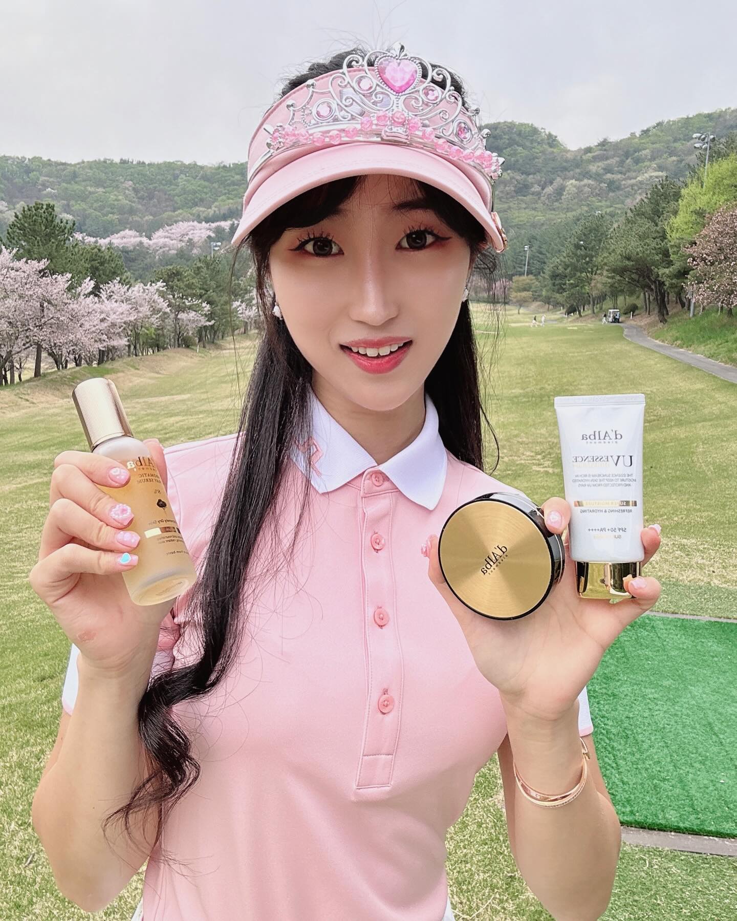 #협찬 #광고

챈블리가 #내돈내산 수십번은 더 한 🤭 달바 비건 3종 세트 소개해요 dalba_piedmont 💛💛💛
한 번도 안 쓴 사람도 없고 한 번만 쓴 사람은 더더욱 없는 달바 !! >___< (제 주변은 그래용 🤣)

💛 #비건미스트세럼 8% 💛

화이트 트러플 퍼스트 아로마틱 스프레이 세럼 8% 
후기 14만건 이상 기록한 달바의 대표 세럼 !
모르시는 분들이 가히 없으리라 생각드네요 🥰
📌 오일 함량 업그레이드되어 23년 리뉴얼 출시 
언제 어디서든 이 미스트만 있으면 탄력, 보습, 각질 케어까지 한번에 가능한 올인원 비건 미스트 세럼

정제수 대신 다마스크장미꽃수 78% 오일 8% 화이트 트러플 함유로 성분 UP GRADE 💗
오일층과 세럼층의 이중 보습으로 토너 + 미스트 + 세럼 + 에센스 = 올인원 비건 미스트 💗
보습&탄력 케어 피부 깊은 속보습/속탄력 개선 
피부 각질 개선 150시간 보습 지속력 & 보습 홀딩

💛 #비건수퍼에센스선크림 💛

바르는 순간 수분감 넘치는 촉촉함을 느낄 수 있지롱 🫶🏻
수분크림을 바른 듯 100시간 보습 지속력 수분핏 에센스 선크림 

📌 하이드로 탭핑 기술을 적용해 바르는 순간 촉촉한 수분감이 터져 나와 피부에는 촉촉하게, 자외선으로부터는 강력하게 차단해주는 수분자차 에센스 선크림 ! ♥️

빠른 흡수력으로✔️ 여러 번 덧 발라도 자연스레 스며들며✔️ 가벼우면서 우수한 밀착력으로✔️ 가볍고 촉촉한 마무리감을 선사해줘요✔️

💛 #비건글로우핏쿠션 💛

그라인딩 팩트로 유명한 달바의 신상 쿠션 🫧💕
가볍고 부드러운 발림성& 내 피부에 찰떡으로 촉촉 밀착으로 결점 커버 쌉파서블 💕
누구나 메이크업 아티스트처럼 만들어줄 #아티스트쿠션 으로, 밀착력 & 지속력 모두 잡을 수 있는 글로우 커버 쿠션이에요 👧🏻

📌 저자극 테스트 완료는 물론, 이탈리아 V-라벨 비건 인증까지 받은 저자극 & 비건 세럼커버쿠션
굴곡진 부위를 빈틈없이 커버하고 얇게 밀착시켜 매끄럽고 광채나는 피부 표현이 가능해요
미스트 세럼의 핵심 성분과 10가지 히알루론산 성분의 수분 에센스 61% 함유로 지금 환절기 건조한 우리 피부의 수분을 지켜줄 수 있는 광채 세럼 커버 쿠션 💖

달바 프리미엄 비건 선크림 3종과 찰떡 궁합으로, 함께 사용시 더욱더 효과적인 피부 표현이 가능해요
-> 진짜 이 멘트 찐으로 인정이에요 .... ♥️♥️♥️

달바 좋은 거 솔찌키 말해모해 🩷 다 쓰기 전 미리 쟁여 놓는 내모습 ,, 왠지 그려져요 🤭💕