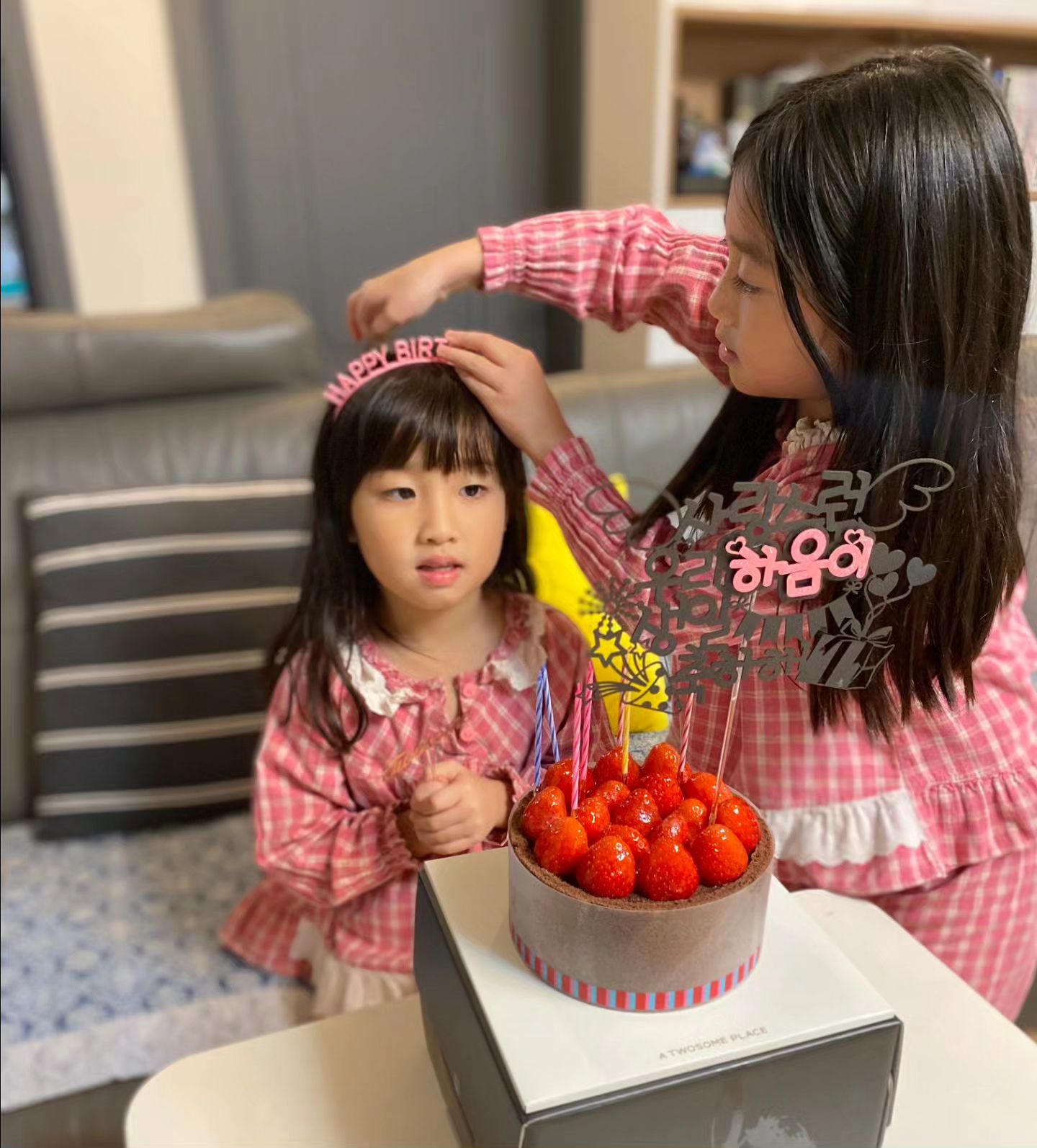 #하윤하음
하음이 생일 축하해

네가 태어난 그날처럼
새하얀 눈이 소복소복 눈이 내렸네

영원한 우리집 막내
사랑해

#생일파티 #둘째 #7살 #예비초등 #딸기케이크 #스초생 #육아일기 #육아소통 #아빠육아