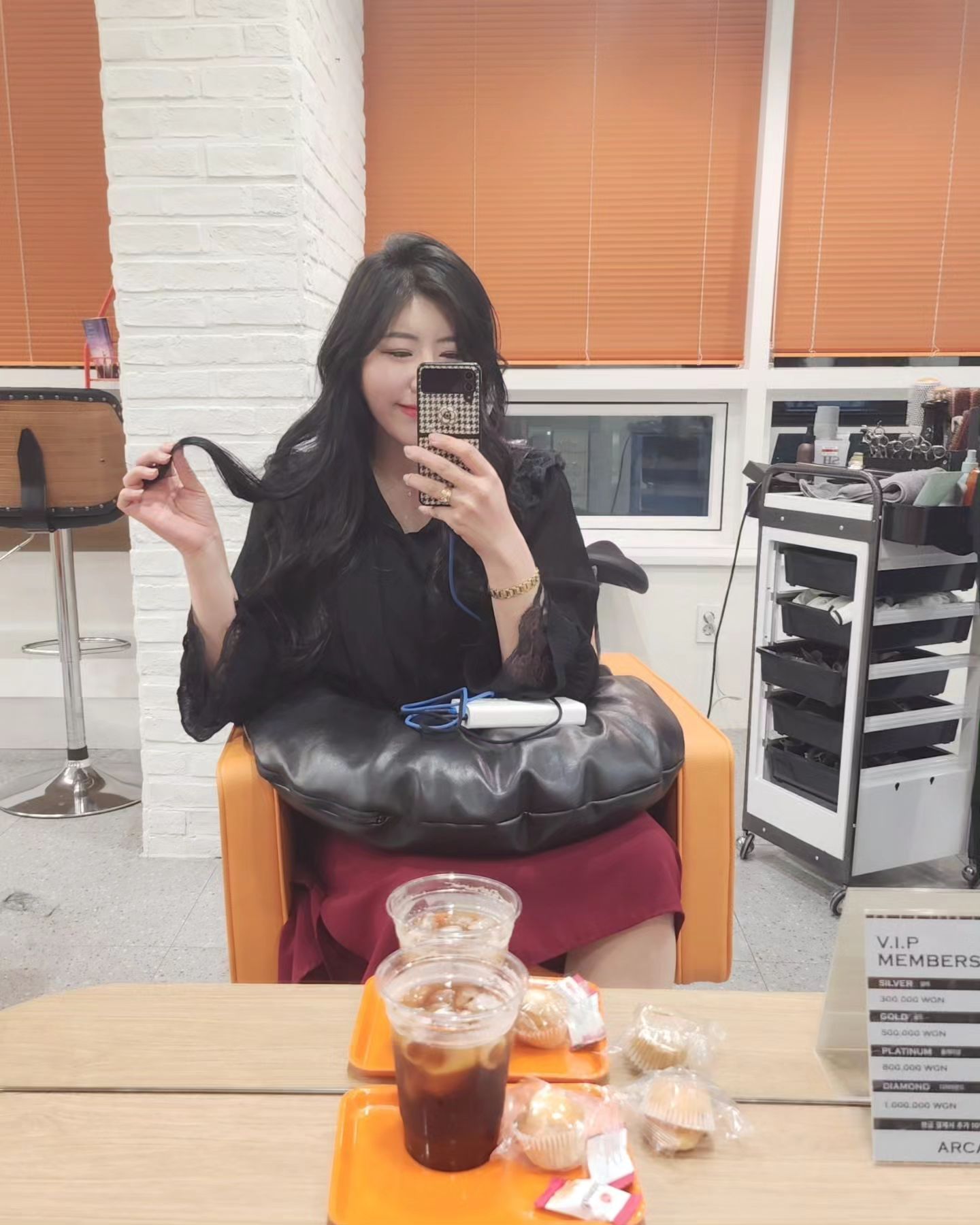 바쁘단 핑계로 영덩이를 넘어서 
허벅지까지 내려오려던 머리 여신머리로 변신🥰

역시 믿고 찾는 #루이쌤 
이젠 말 안해도 알아서 뚝딱 다해주심♡
주변에 머리한다는 사람들 있을때마다
고민없이 소개해줄만큼 대단한 실력자!!!!

근 10년째 머리하는데 엄청 트랜디 하셔서 
유행하는 머리들도 바로바로 캐치하시고
너무 친절하고 섬세하심,,

대전에서 이젠 진짜 정착하고 싶다 
히는  원장쌤 찾으신다면? 
《봉명동 아케인헤어 루이원장님》
다같이 예뻐지자구요?ㅎㅎ
웰컴 투 루이월드~~~

#대전남자머리 #대전여자머리 #유성미용실추천 #봉명동미용실추천 #대전아케인헤어 #아케인헤어 #내돈내산미용실 #아케인헤어루이원장 #나믿고가봐요 #후회안함