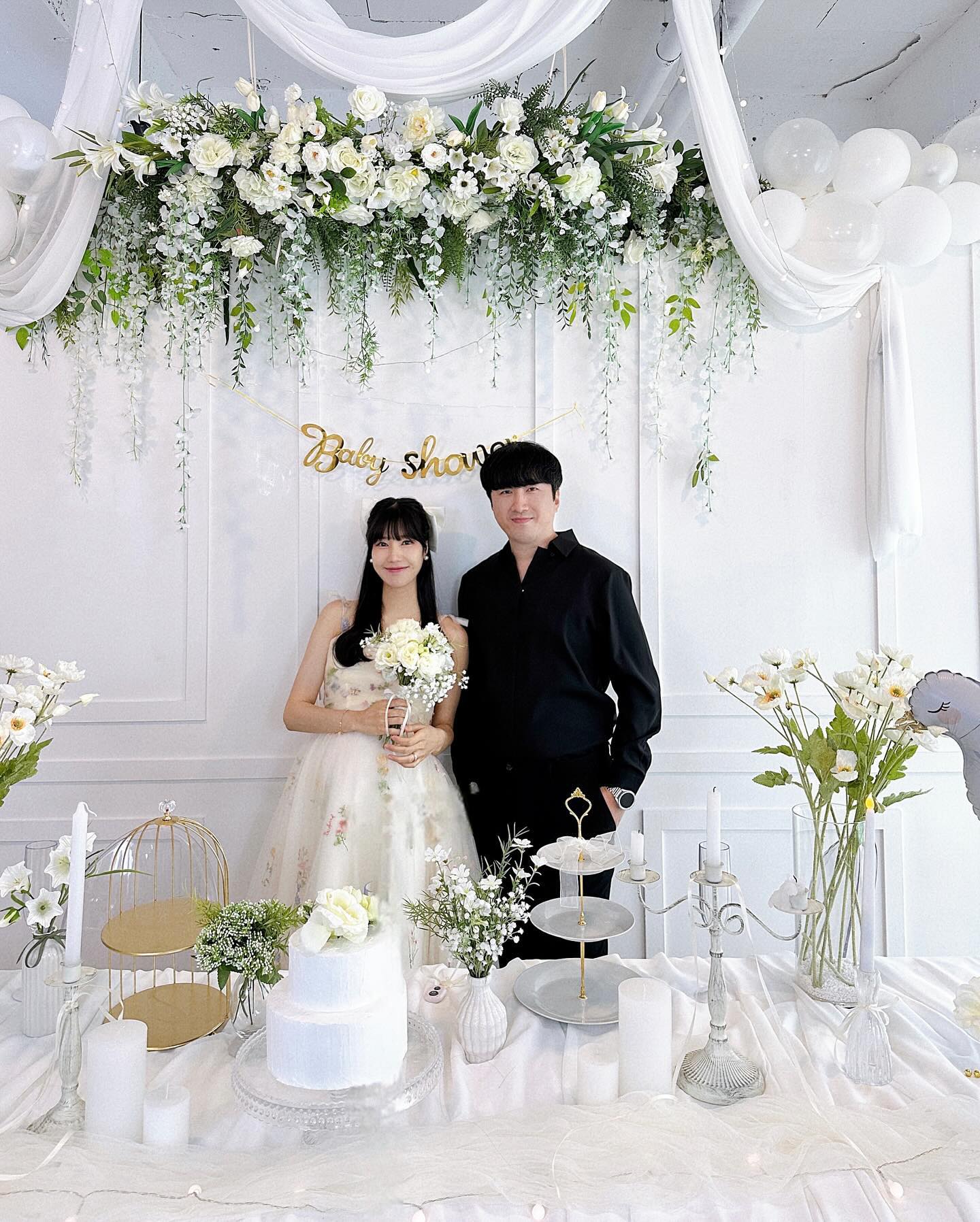 . 
.
.
2024년엔 셋이서,
우리가족 행복하게 잘 살자!!

잘~ 부탁해요 로즈아버님👶🏻🖤