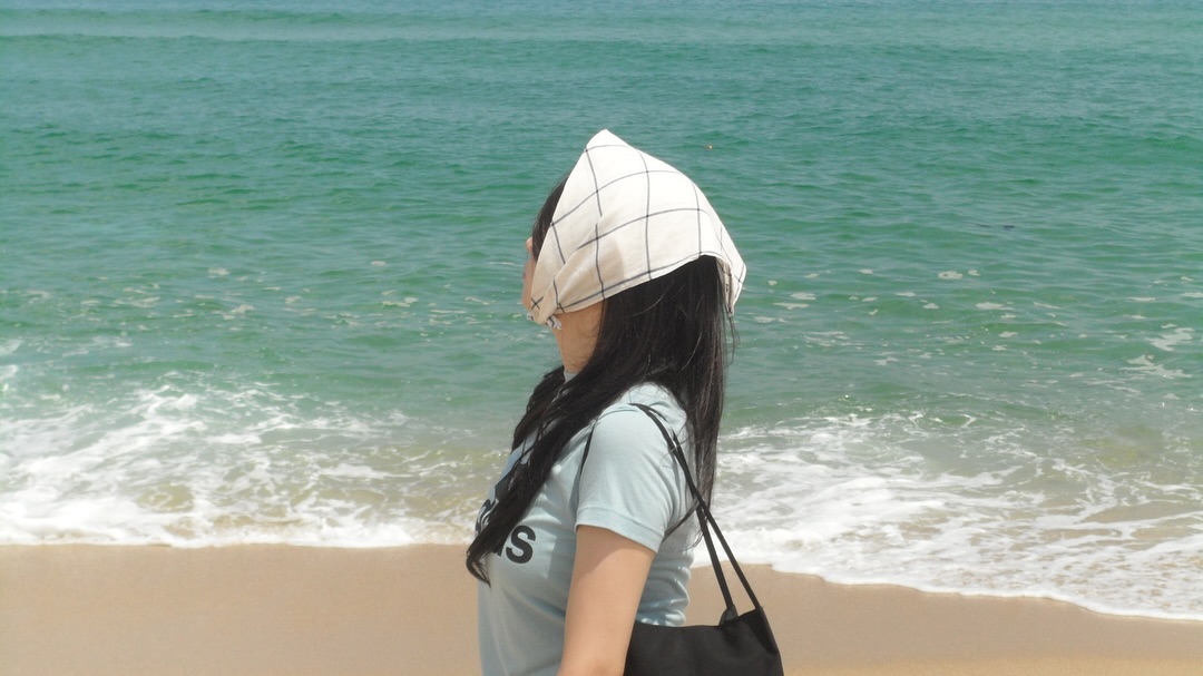 2010년대 디카의 원본 색감이라는 게 너무 놀랍다
항상 사진을 찍으면 대충 어떻게 보정하면 되겠다를 생각하는데,
이 사진들은 손 볼 필요없는 너무 예쁜 색감💚청량해서 좋아

두번째 사진은 바다에 발 담그기 전, 요이땅

#디지털카메라 #강릉바다 #청량 #디카 #바다여행