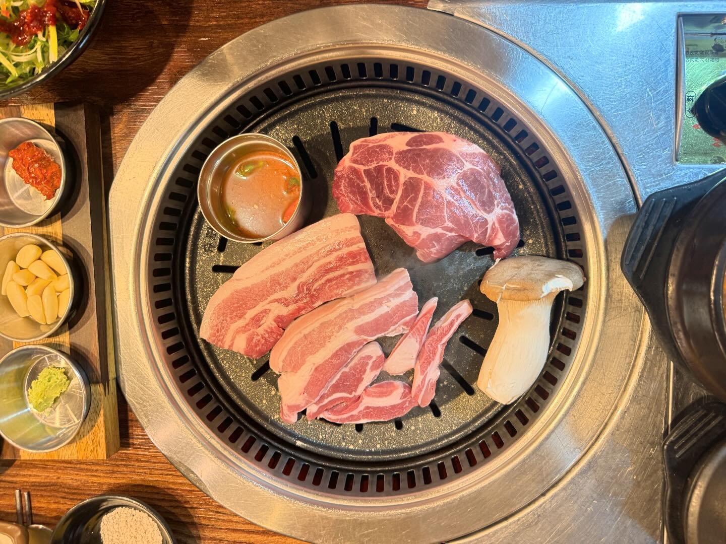 #❤️ .
밥도둑 소굴에서 밥털리기🍽️

🥓독도는우리땅🥓
📍서울 중랑구 봉우재로33길 54
⏰매일 00:00~24:00
📞02-433-5571
📋MENU📋
 돼지모듬 中 600g 47,000₩
 - 돼지고기 3종류 + 껍데기

 워낙 고기를 좋아하는 자타공인 고기 덕후인지라 주변의 모든 고깃집은 다 가봐야 직성이 풀리는 것 같다.
 출근할 때마다 지나치는 상봉동 먹자거리에서맛집 포스의 '독도는 우리땅'을 눈여겨 봤다가 동료와 함께 신년회겸 다녀왔다.

 고기 전문점인 만큼 고기가 신선한건 둘째치고 함께 먹을 것들이 굉장히 알찼다.
 요즘은 많은 고깃집에서 주는 멜젓도 당연히 있고, 마니아는 아는 그 맛! 갈치 속젓에, 하이라이트로 쌈장을 직접 만들어 뚝배기에 내어준다.
 고기와 함께하기 최상의 조합!

 그 뿐만 아니라 기본 반찬으로 무려 양념게장이...!
 속이 찬 게장은 당연하게도 밥 한그릇 뚝딱하게 만들었다.
 거기에 기본 제공 찌개는 된장찌개나 김치찌개가 랜덤으로 나오는데 김치찌개에 재료가 듬뿍 들어가 너무 맛있어서 밥 추가가 필요했다.

 기본 안주처럼 나오는 콘치즈의 달달함은 디저트처럼 즐기기 딱 좋았다!
.
.
.
.
.
#먹스타 #맛스타그램 #맛집스타그램 #먹팔 #먹팔맞팔 #사진 #독도는우리땅 #상봉맛집 #상봉회식 #상봉모임 #상봉고깃집 #상봉역맛집 #상봉역술집 #상봉역모임장소 #상봉역회식 #상봉동맛집 #상봉동고깃집 #상봉동회식장소 #상봉삼겹살 #상봉동오겹살 #상봉역삼겹살맛집 #상봉동오겹살맛집 #중랑구맛집 #양념게장 #껍데기 #오겹살 #🍽️ 

#ezc_맛집_한식