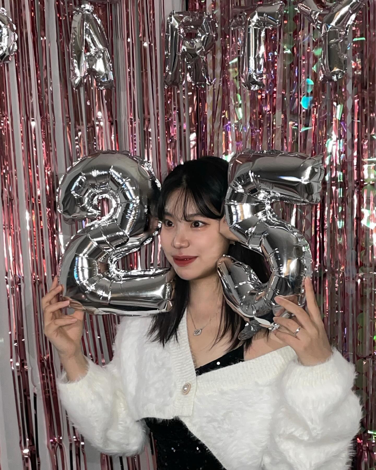 25살이라는 나이가 어색해…🥺

23년에는 여유로움이 주는 행복과 다양한 경험을 얻었으니,
2024년에는 더욱 열심히 달려야지.
나를 사랑하는 사람에게 더 보살피고 베풀 수 있는 사람이 되도록 할게용
지난 한 해 모두 고마웠습니당. 올해도 함께 더욱 행복합시다!:)
