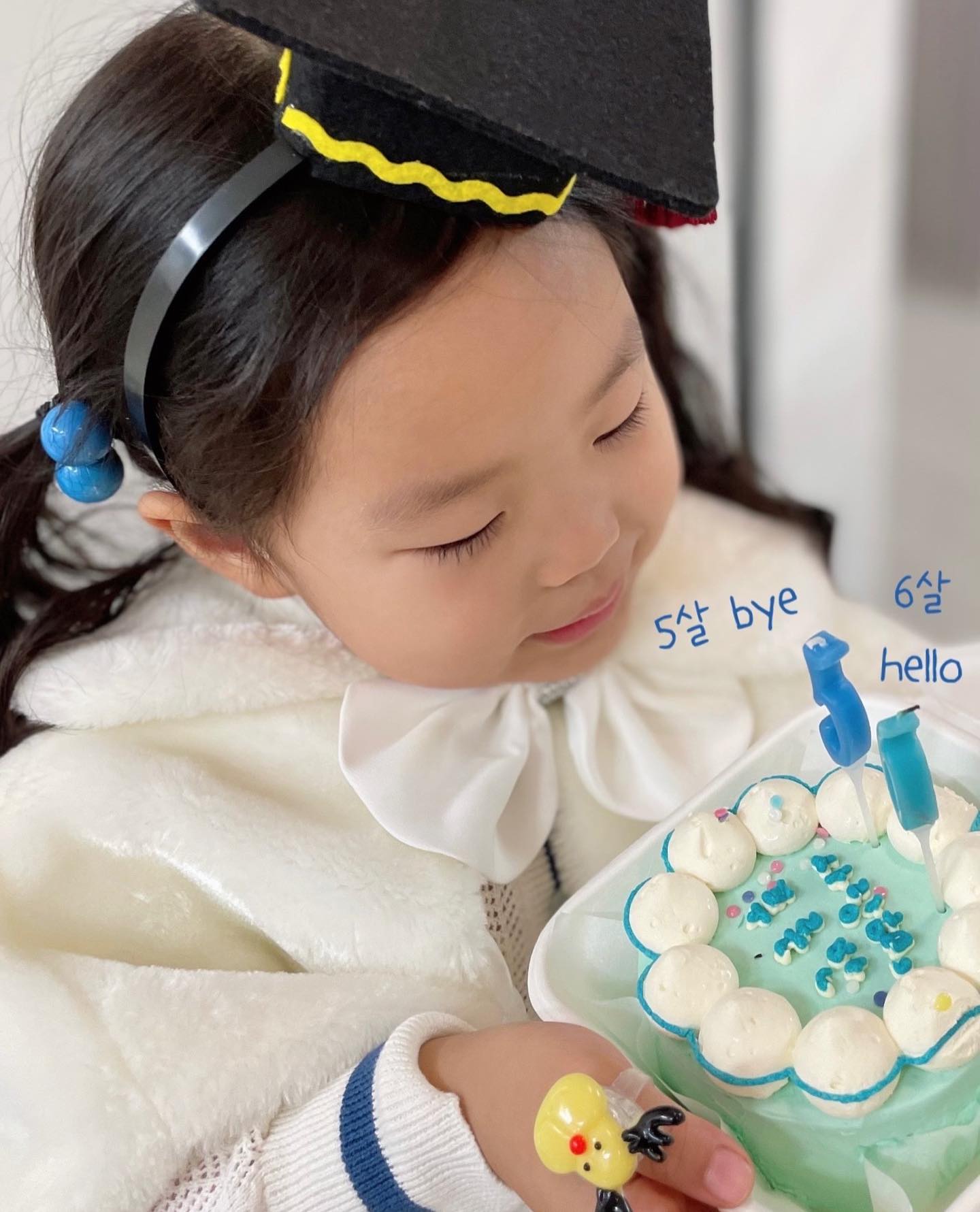 2023년 끝, 2024년 시작! 우리의 연말 일상들!
1. 행복했던 유치원 푸른반 bye
2. 유치원 전염병으로 총 2주간의 가정보육
3. 아빠친구 결혼식 축가 함께 올라간 환장율
4. 열심히 언니친구들 따라 키카 다닌 소예
5. 평일 주5일 중 3일을 키카 다닌 백설공주님
6. 겁도 없고 고집도 장난 아닌 둘째
7. 심지어 요즘 재접근기 겪는 중
8. 딸기홀릭 율예자매
9. 잘 때 천사들
10. 그래도 가끔 내 자부타임도 있긴 함

1-2월 겨울방학은 율예를 위해 불사지르고
신학기인 3월부터는 날 위한 시간이 생기는
숨 통 트일 것 같은 꿈같을 2024년을 기대 중!