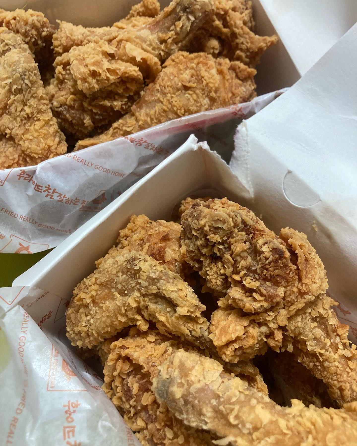 #협찬

후라이드 참 잘하는 집은
후라이드를 참 잘해요
후라이드가 젤 맛있으니
후라이드에+양념 찍어먹는 오리지널 느낌을
가장 추천드립니다

*방문포장 시 4,000원이 할인참고해주세요~

*3월 후참잘 할인정보*
▶요기요
*치킨대전 (3/18~31) 최대 5,500원 할인
*3월 총 4일간 (4일, 6일, 11일, 13일) 2,000원 할인

▶배달의민족/배민원 (배달/포장)
*3월 한달간 매주 금 2,000원 할인

#후참 #후참잘 #후라이드참잘하는집 #봉명동치킨 #봉명동맛집