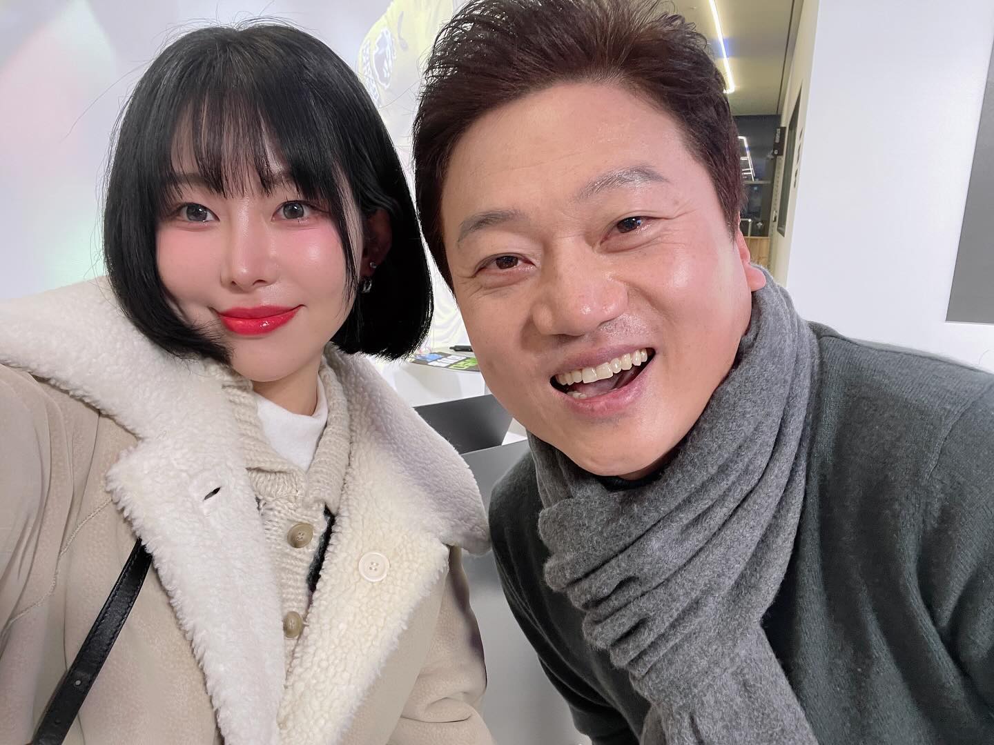 ⠀⠀⠀⠀⠀⠀⠀⠀⠀⠀⠀⠀⠀⠀⠀⠀
연말 재밌게 보낼 수 있도록 해준 달수네 공개방송🫶🏻
기억하시고 먼저 “지금도 전북 경기 보러 다녀요?”
라고 물어봐주신 박펠레님 감덩🥹
시상식도 한다 해서 재미삼아 ‘올해의 다중이상’이랑
토트넘 경기 때 상대팀 유니폼 입으셨던 거
플랜카드로 만들어서 갔는데
이렇게 공개적으로 드리게 될줄이야🤣😭
다들 센스있게 봐주셔서 다행👻
그리고 전 국가대표, 토트넘 레전드 이영표 선수님의
멋진 이야기를 들을 수 있었어서 좋았다😍
⠀⠀⠀⠀⠀⠀⠀⠀⠀⠀⠀⠀⠀⠀⠀⠀
⠀⠀⠀⠀⠀⠀⠀⠀⠀⠀⠀⠀⠀⠀⠀⠀
#달수네 #박문성 #베라노 #이영표